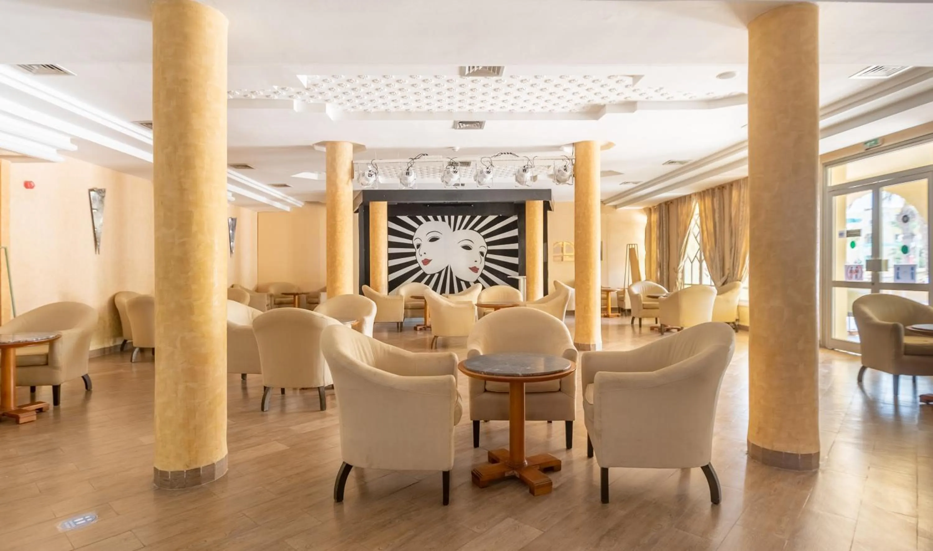 Seating area in Hotel Venice Beach- Families and Couples Only