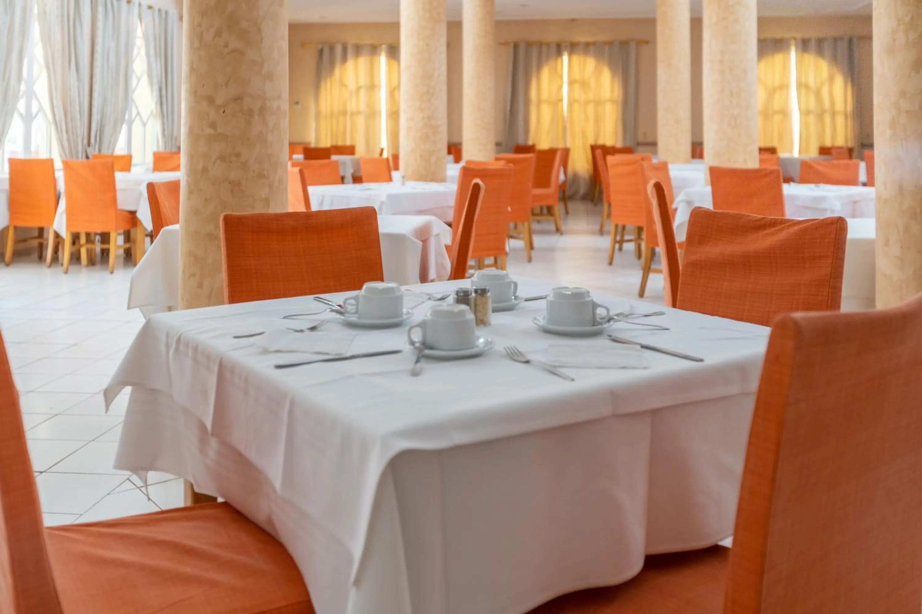 Restaurant/places to eat in Hotel Venice Beach- Families and Couples Only