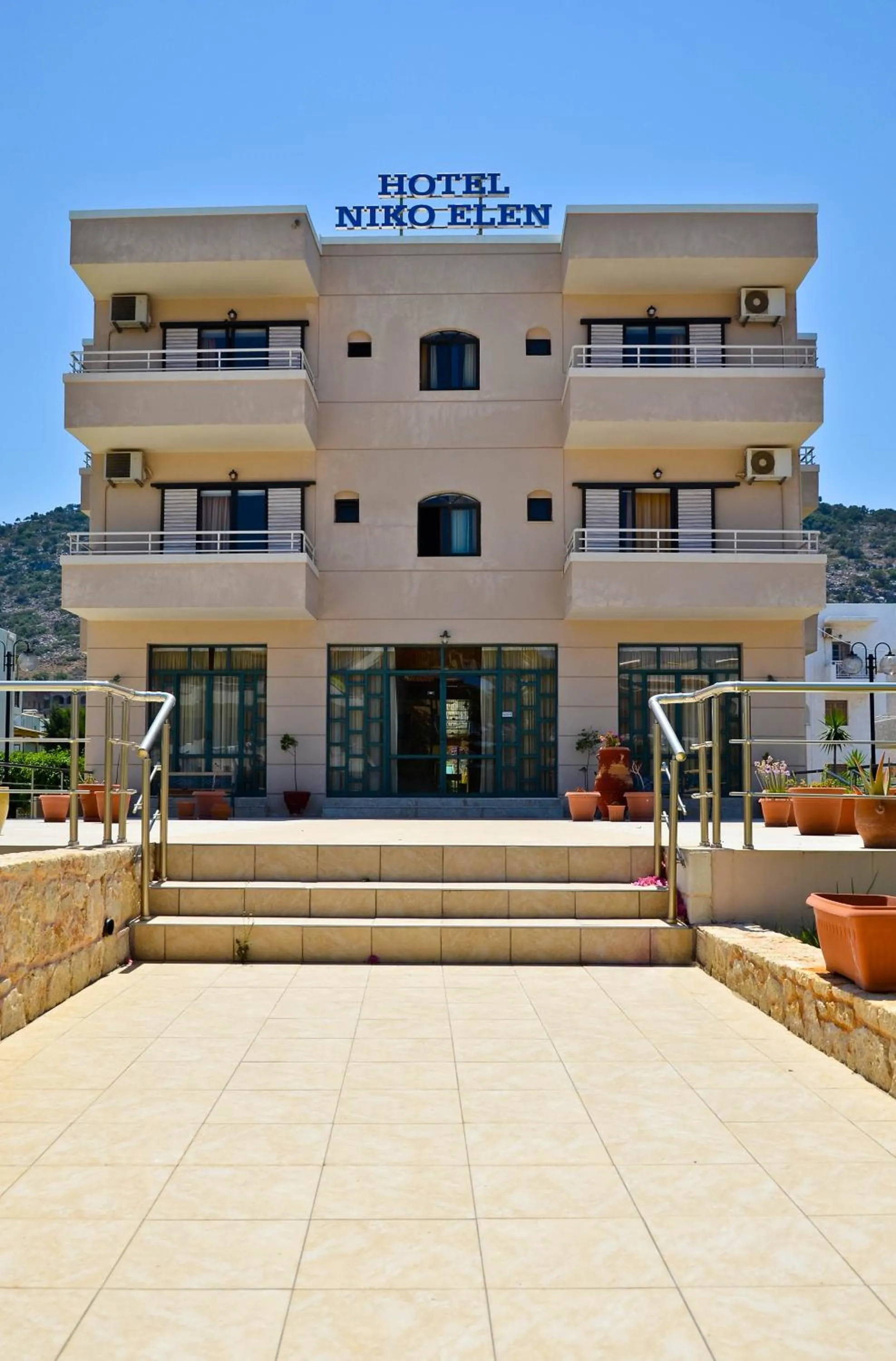 Facade/entrance in Niko Elen