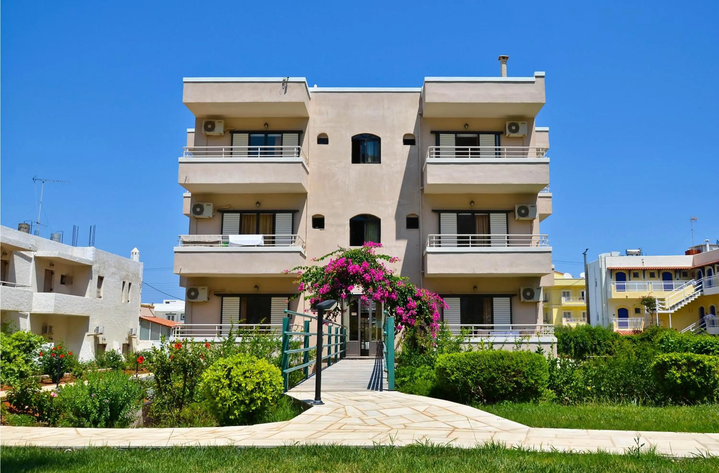 Facade/entrance in Niko Elen