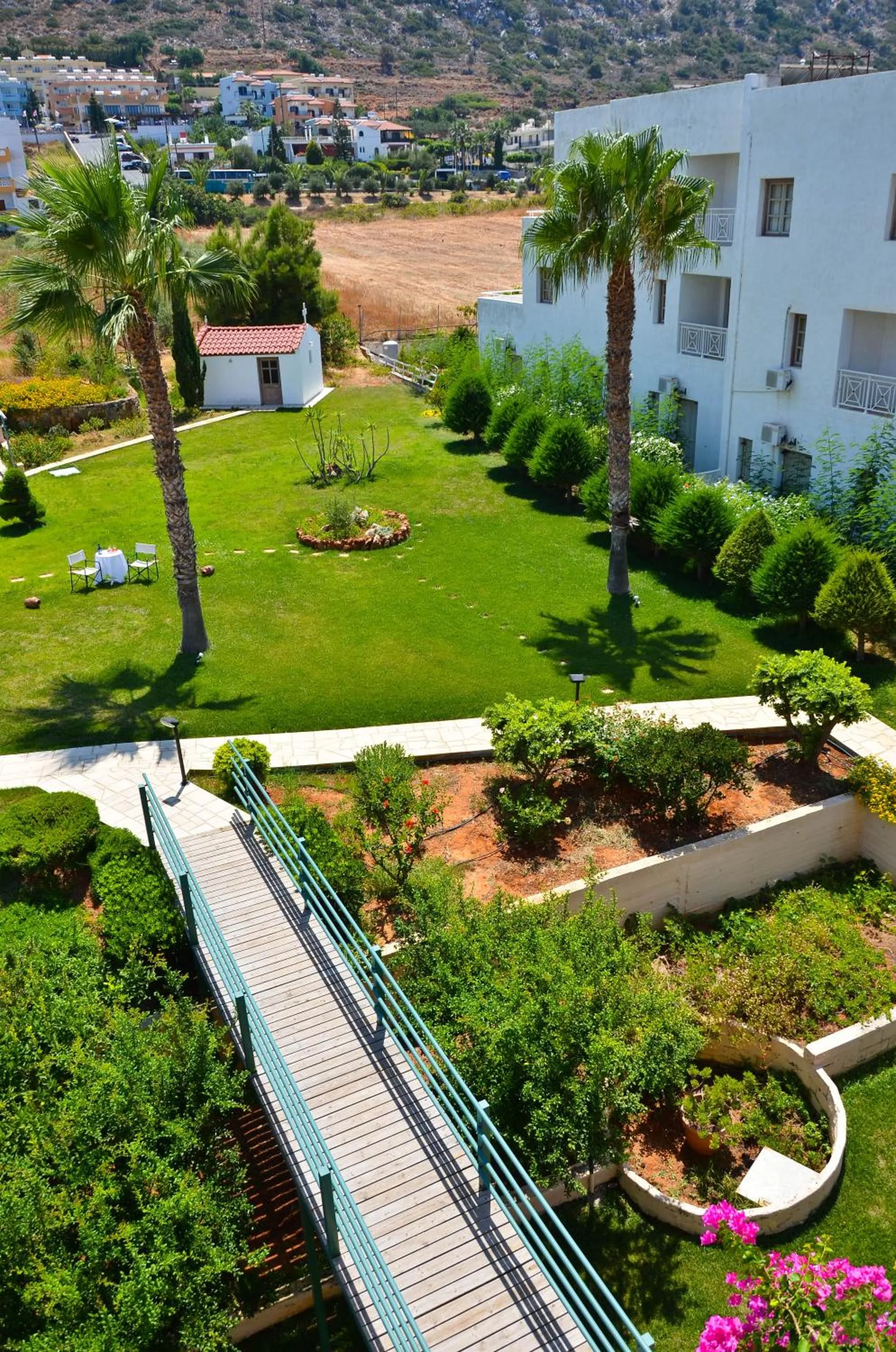 Garden view in Niko Elen