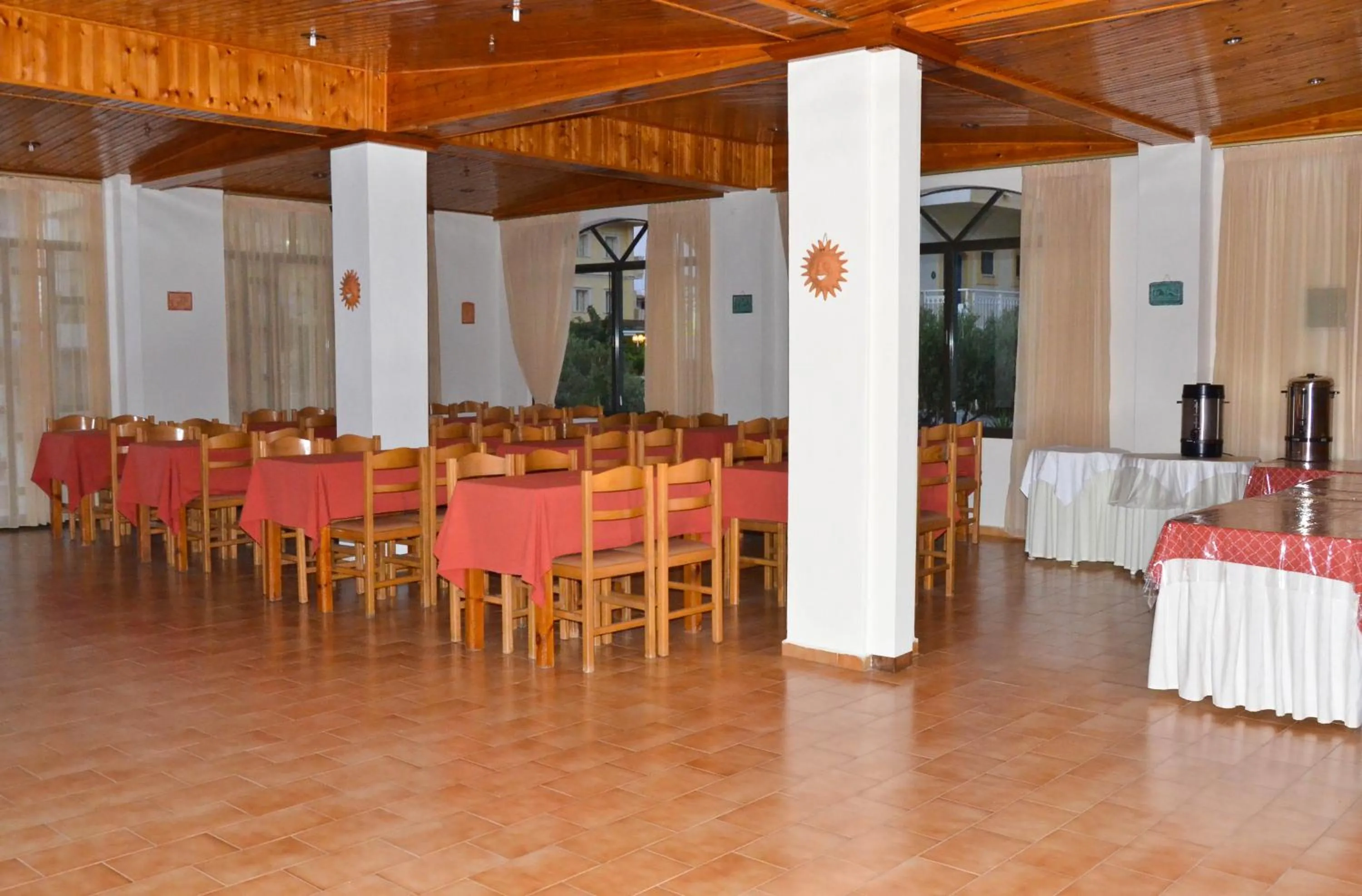 Buffet breakfast in Niko Elen