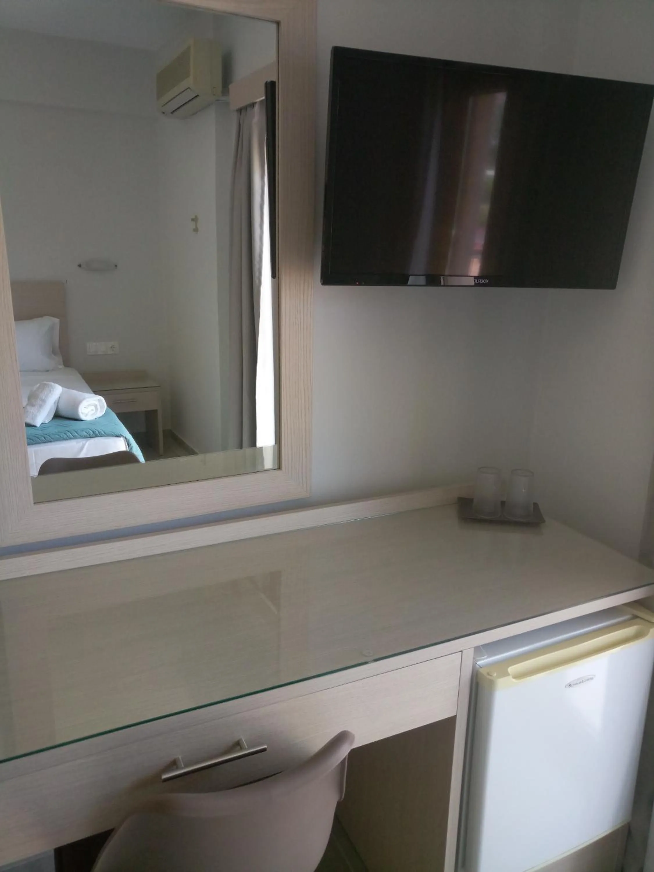 Bedroom, Bed in Niko Elen