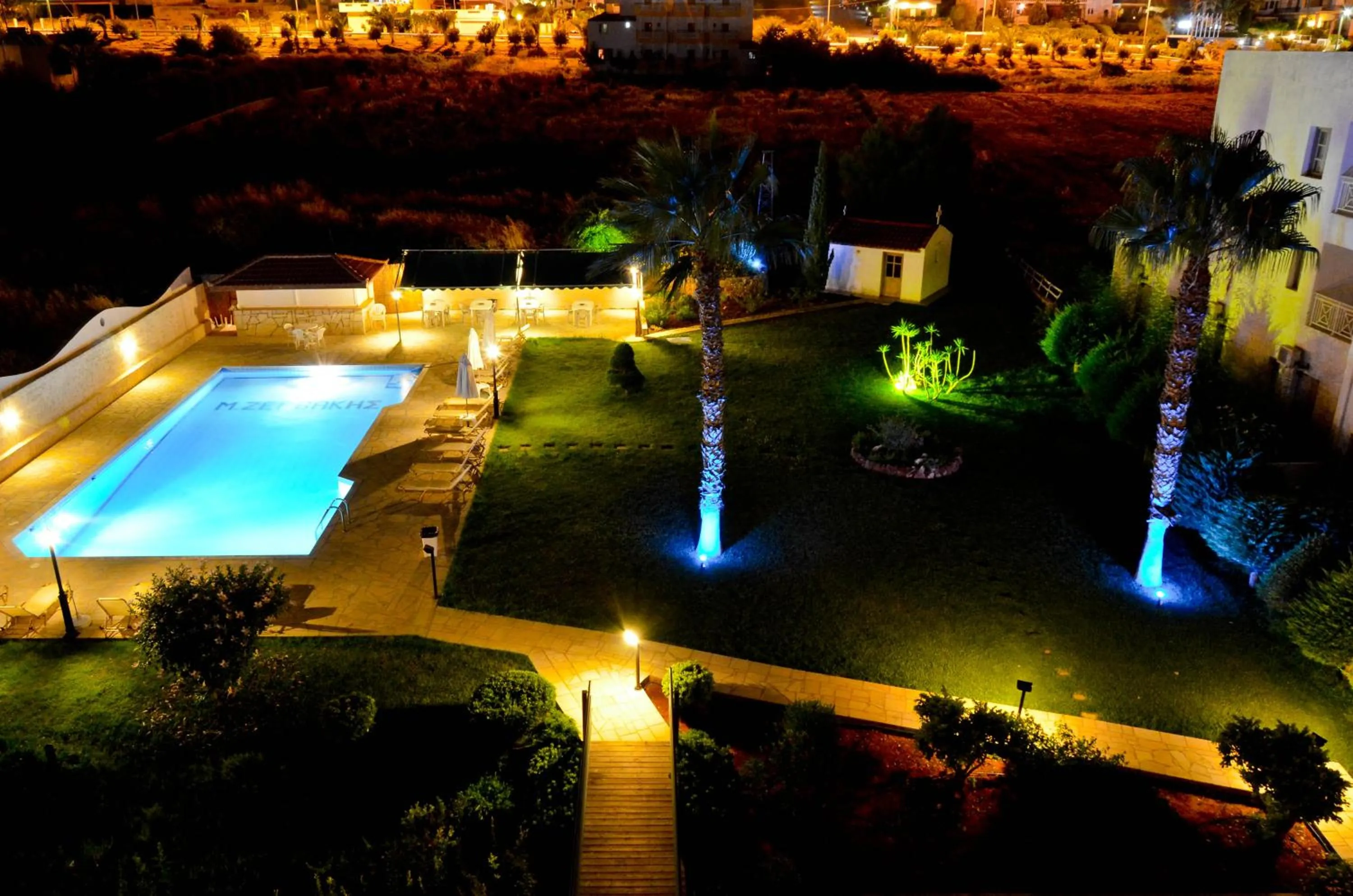 Swimming pool in Niko Elen