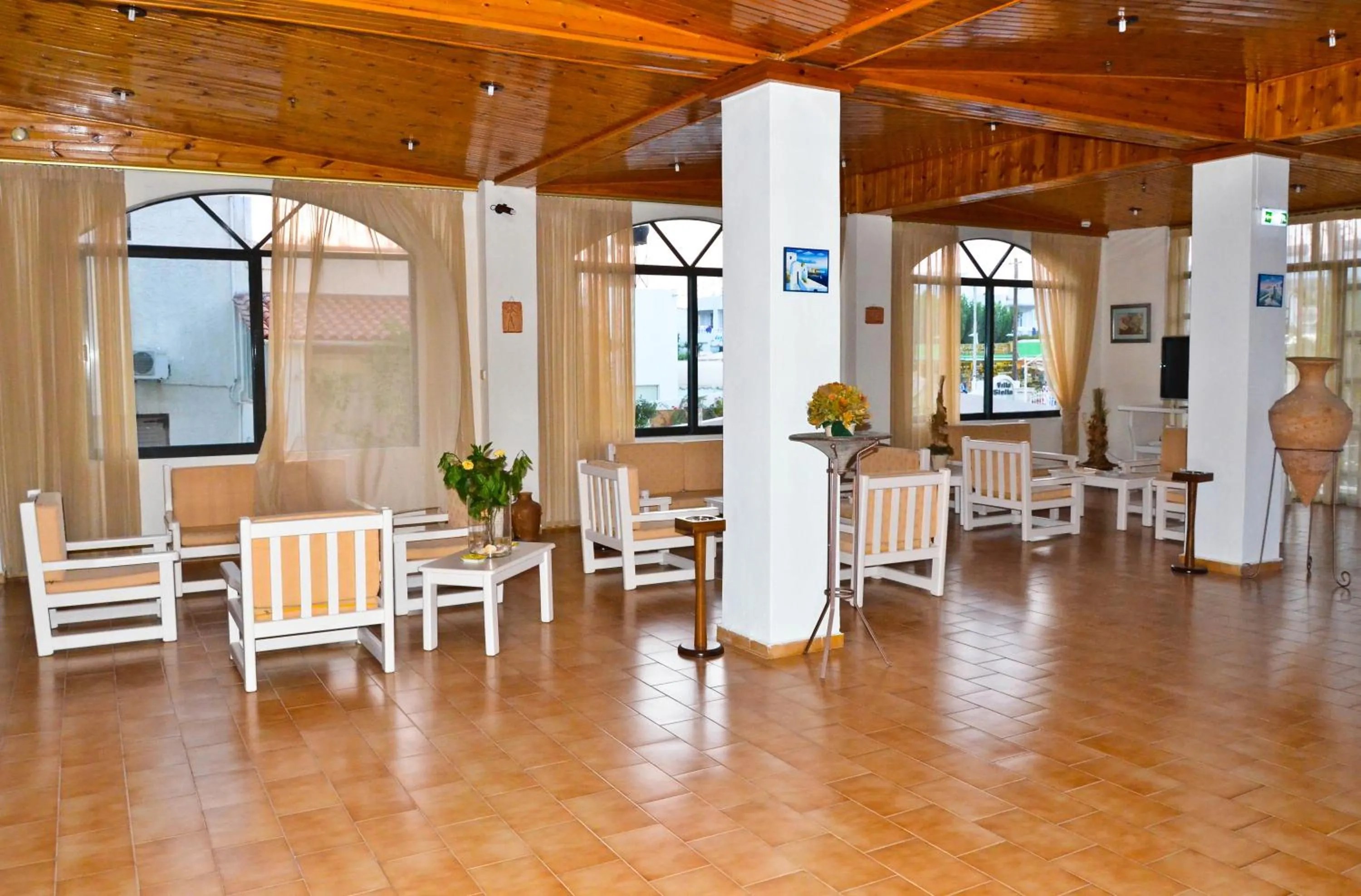 Communal lounge/ TV room in Niko Elen