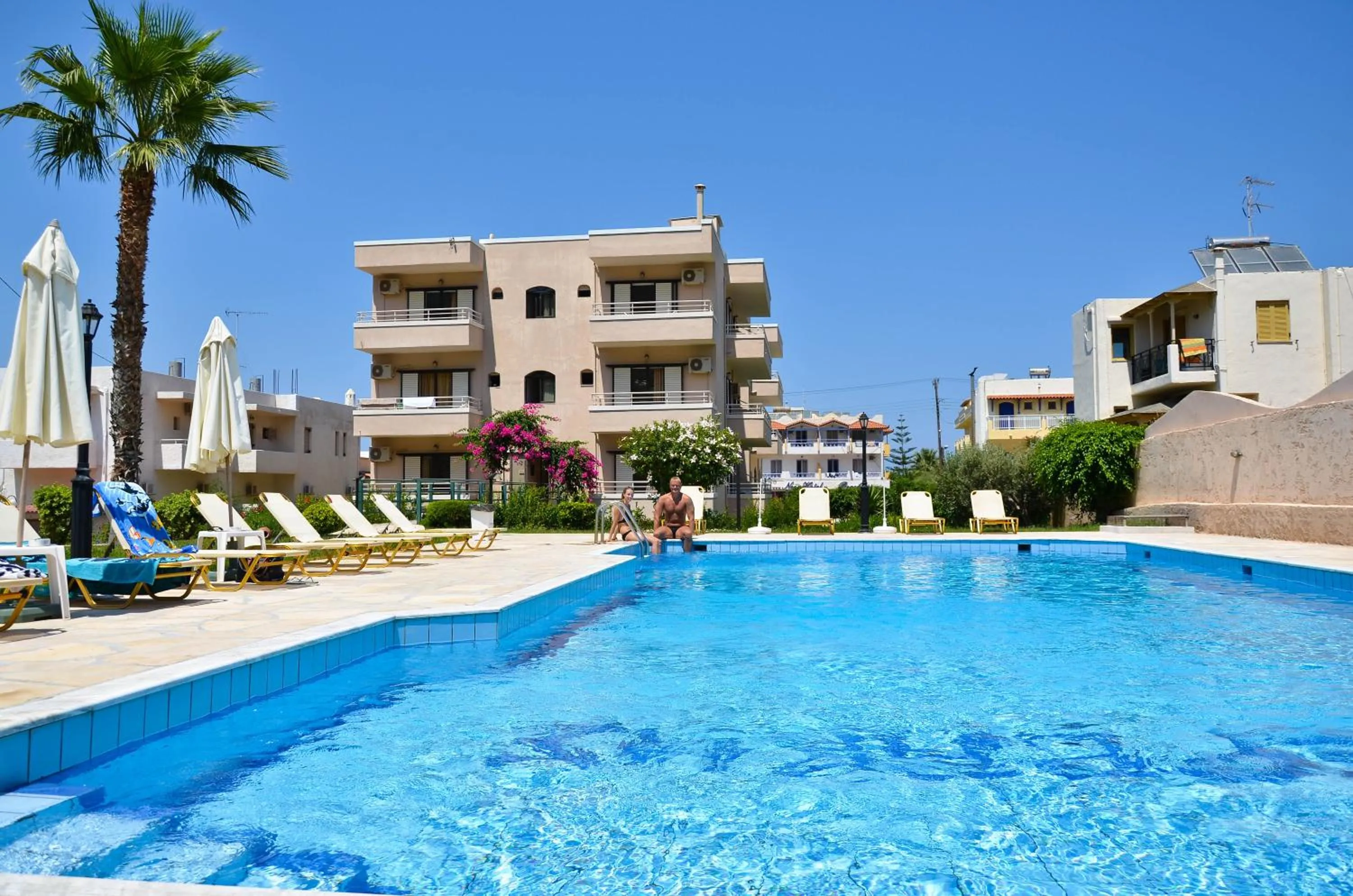 Swimming pool in Niko Elen