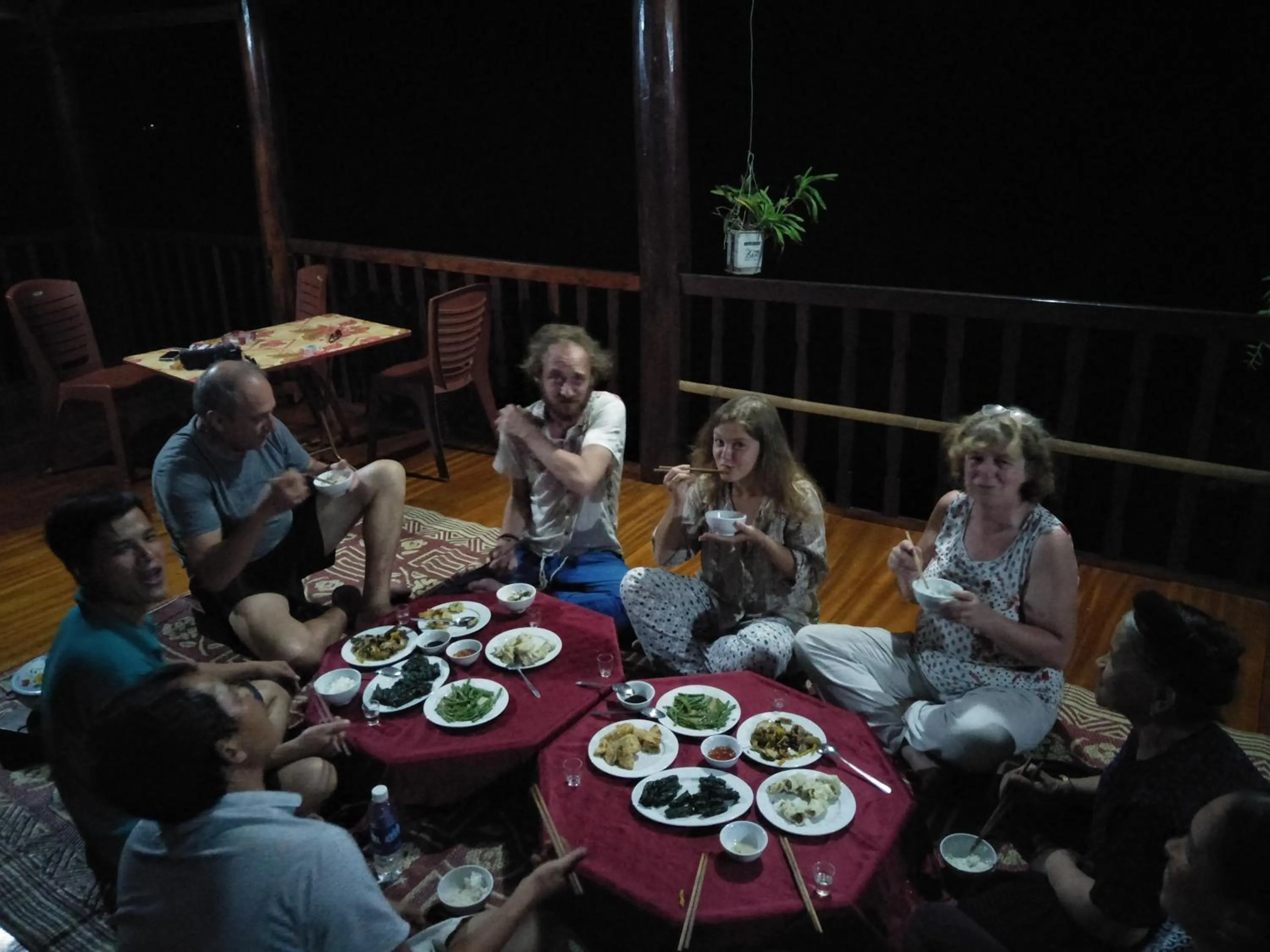 Dinner in Ba Be lake-Huyền Hào Homestay