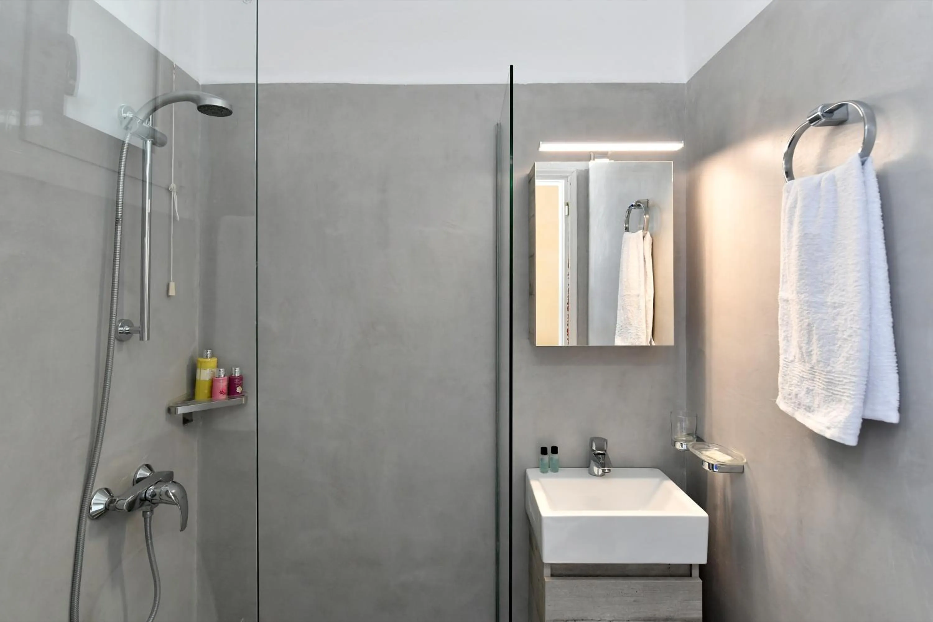 Shower in Fotilia Hotel