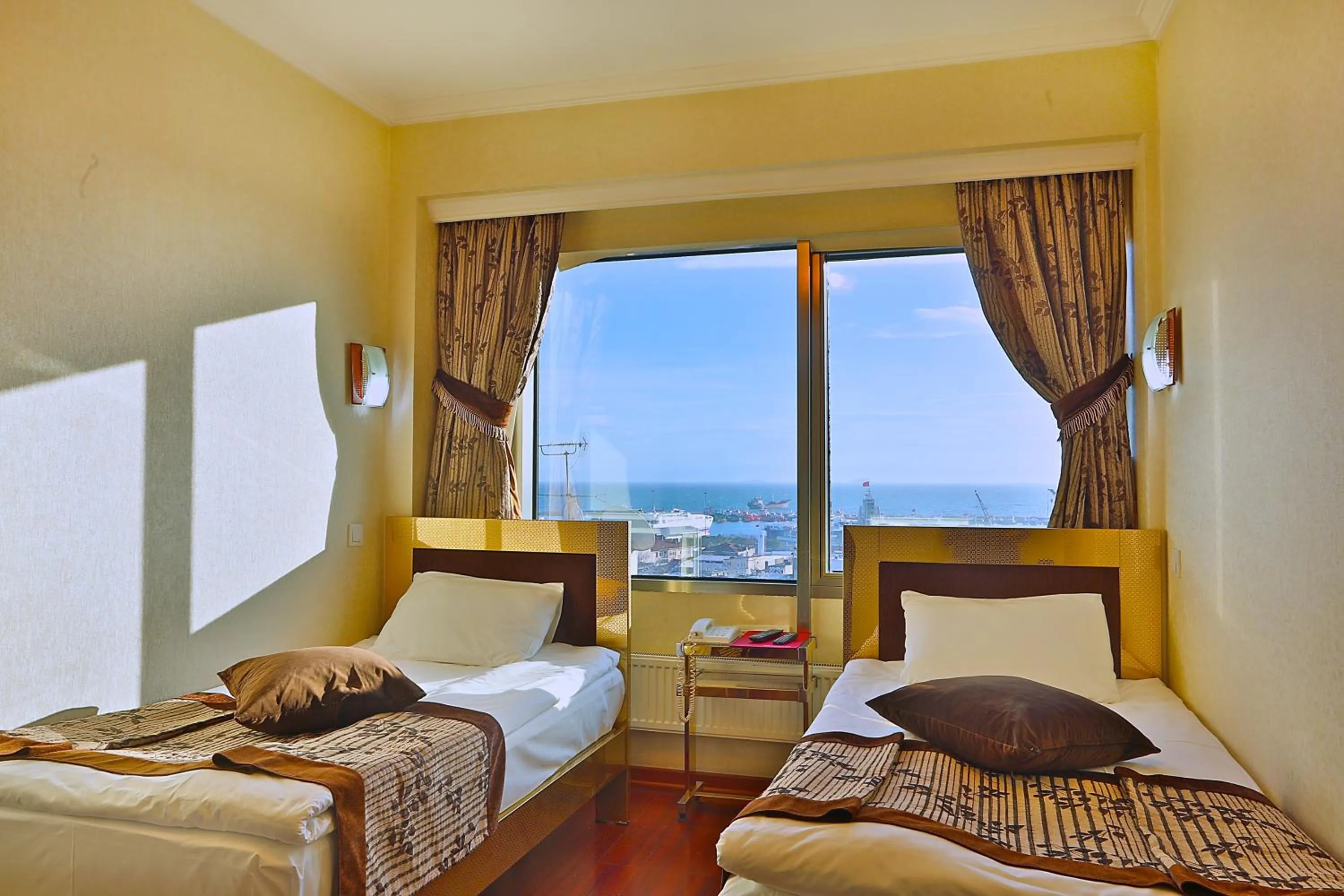 Photo of the whole room, Bed in Grand Madrid Hotel