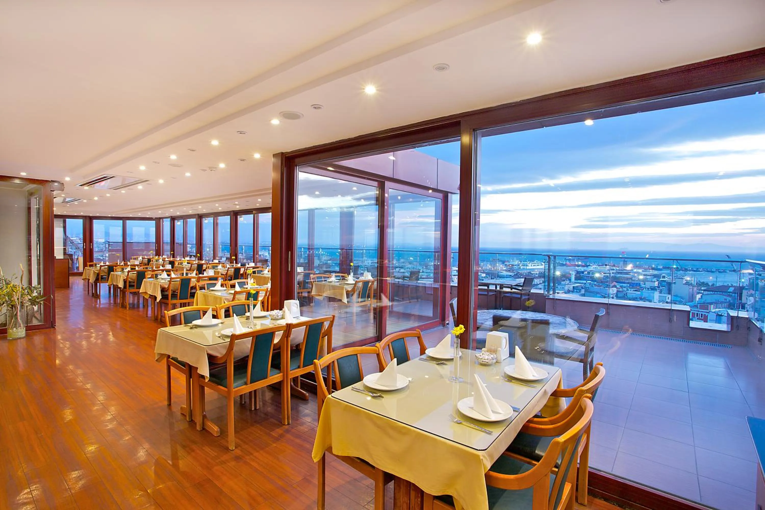 Restaurant/places to eat in Grand Madrid Hotel