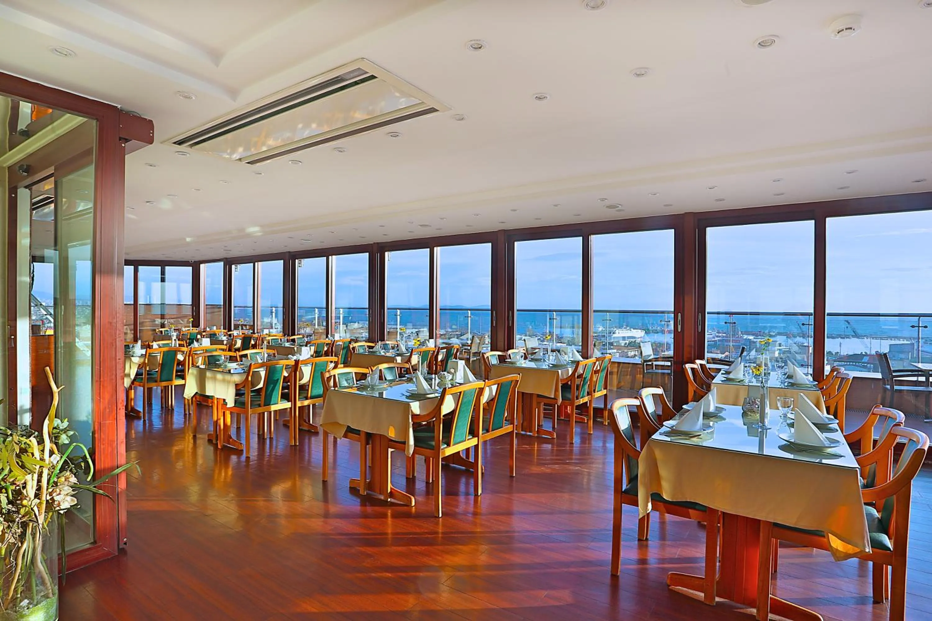 Restaurant/places to eat in Grand Madrid Hotel