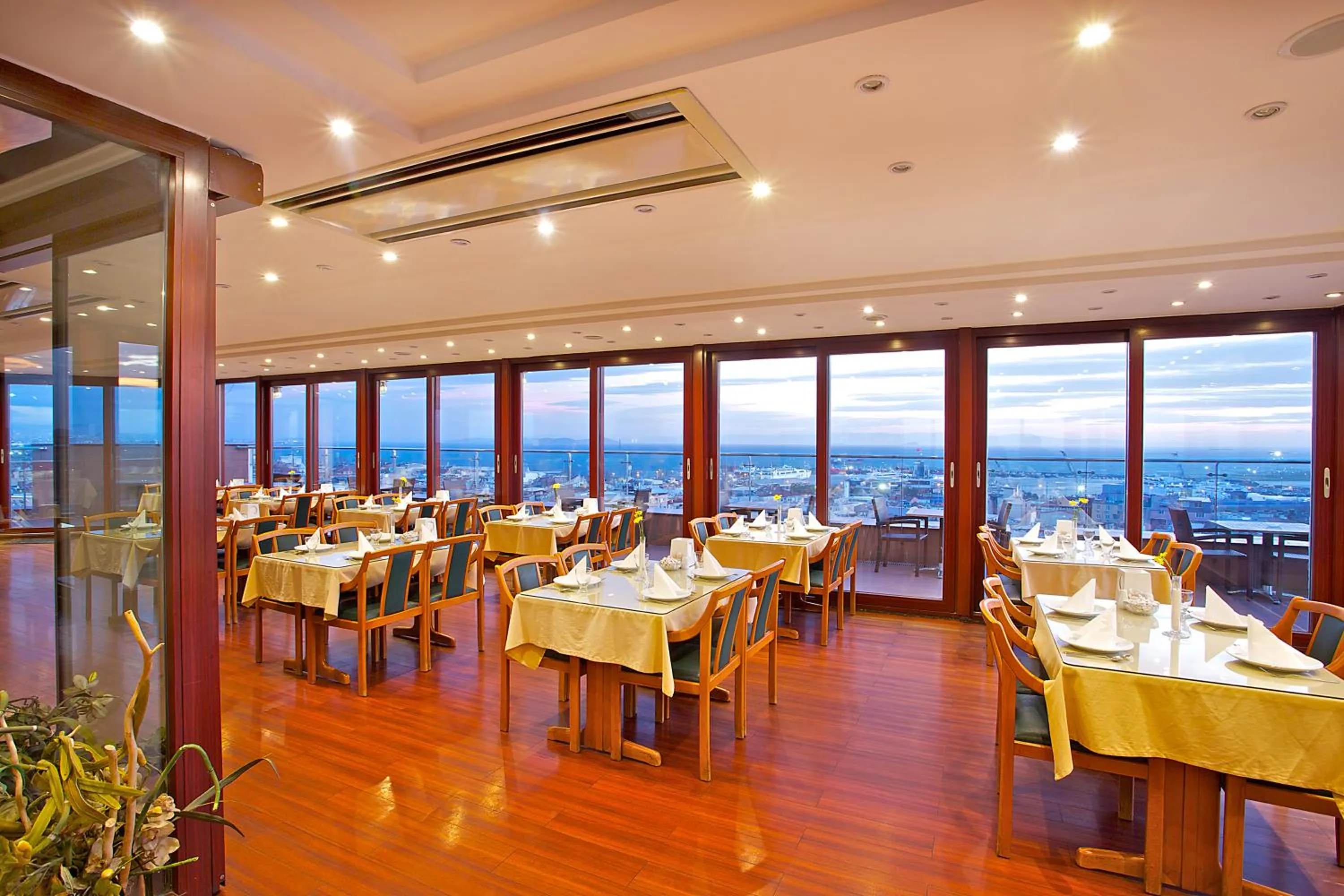 Restaurant/places to eat in Grand Madrid Hotel