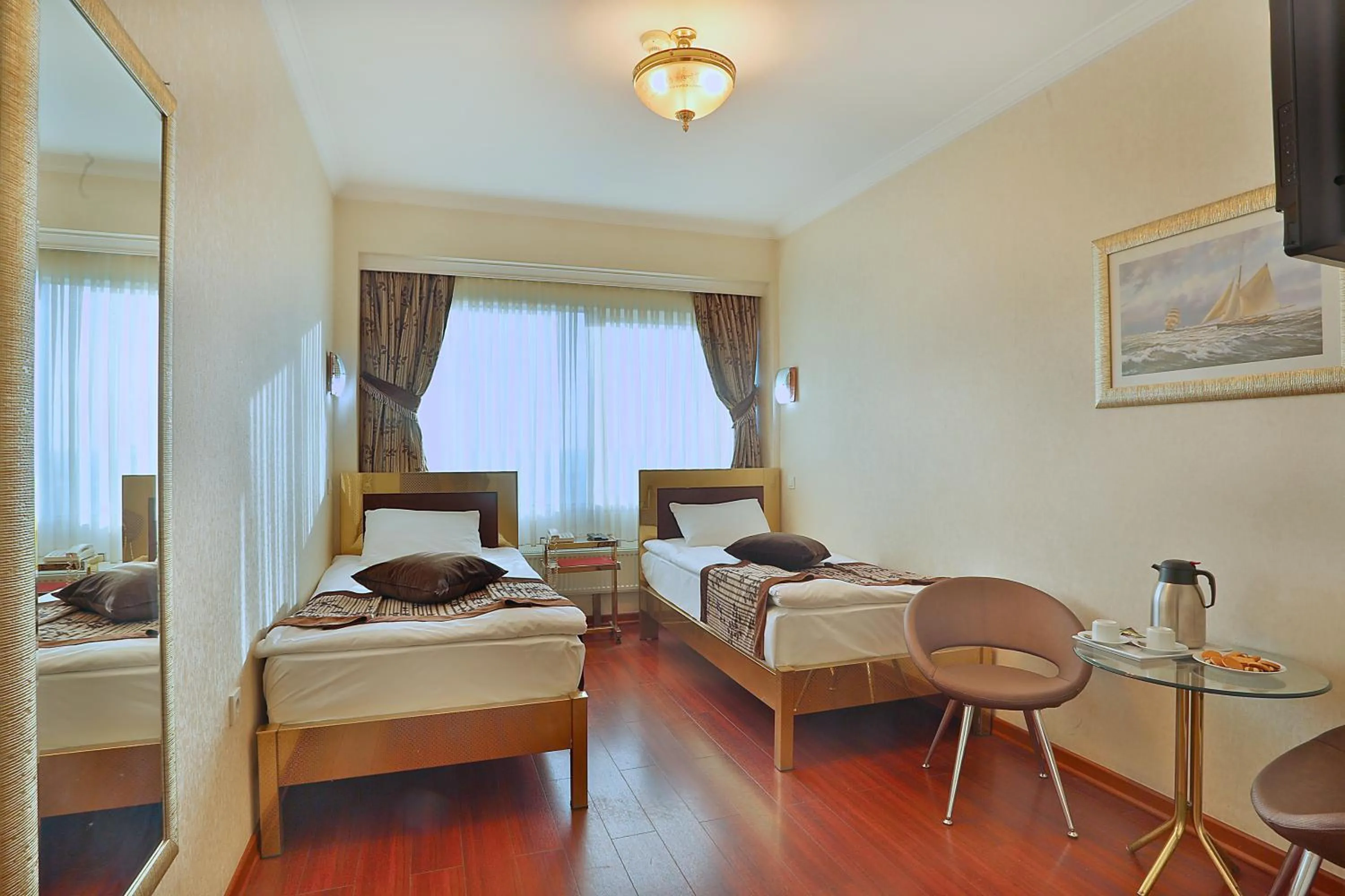 Photo of the whole room, Bed in Grand Madrid Hotel