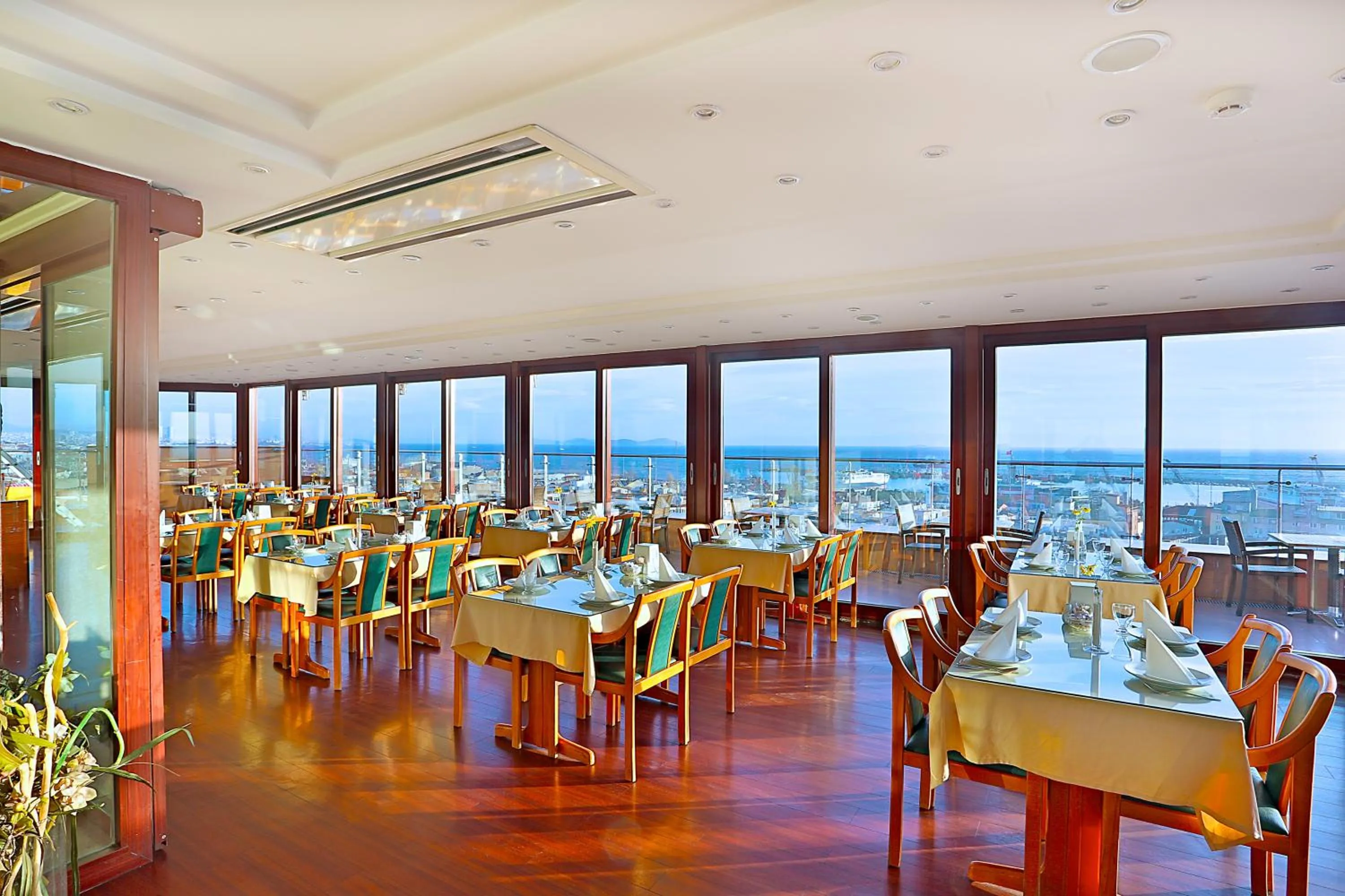 Restaurant/places to eat in Grand Madrid Hotel