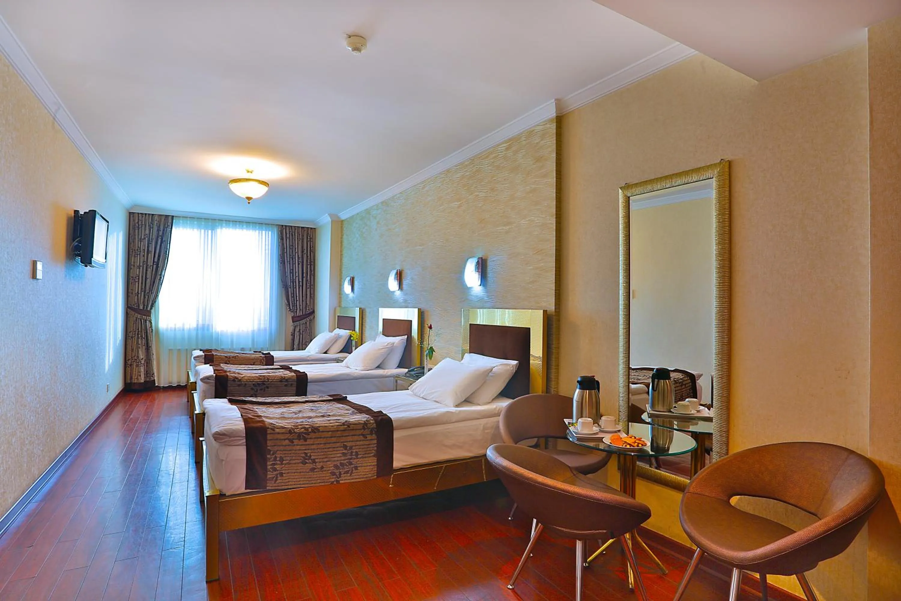 Photo of the whole room, Bed in Grand Madrid Hotel
