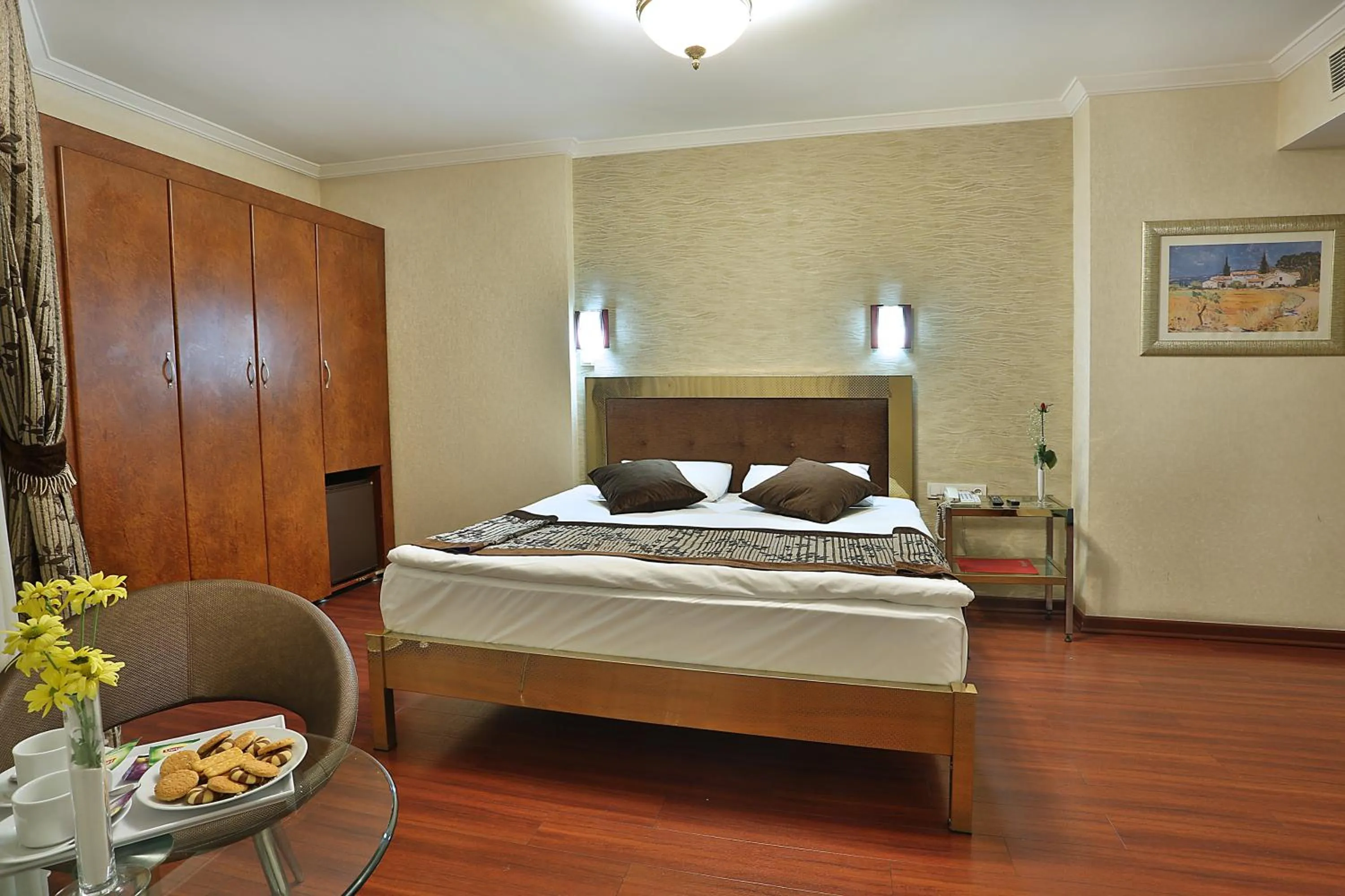 Photo of the whole room, Bed in Grand Madrid Hotel