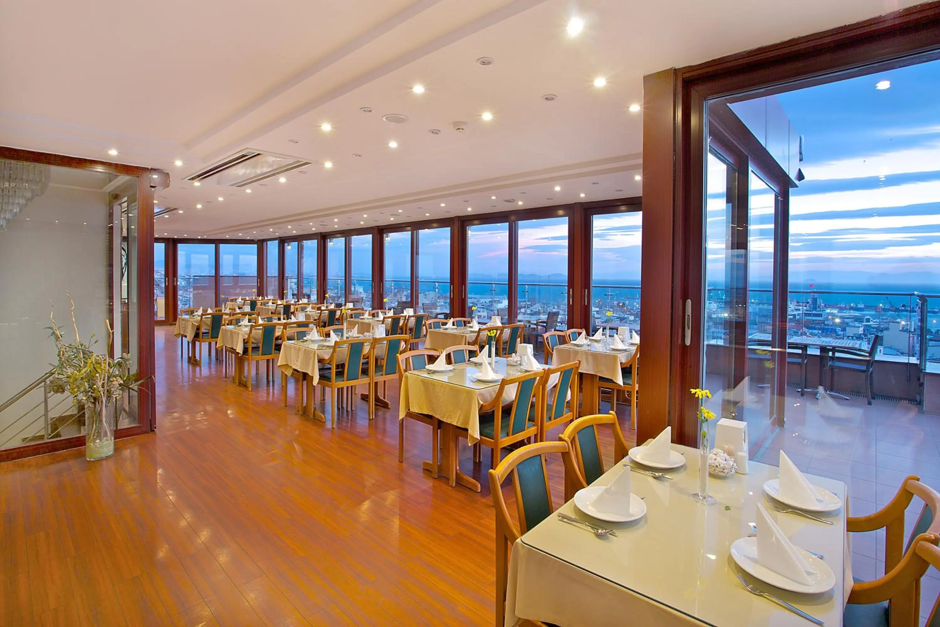 Restaurant/places to eat in Grand Madrid Hotel