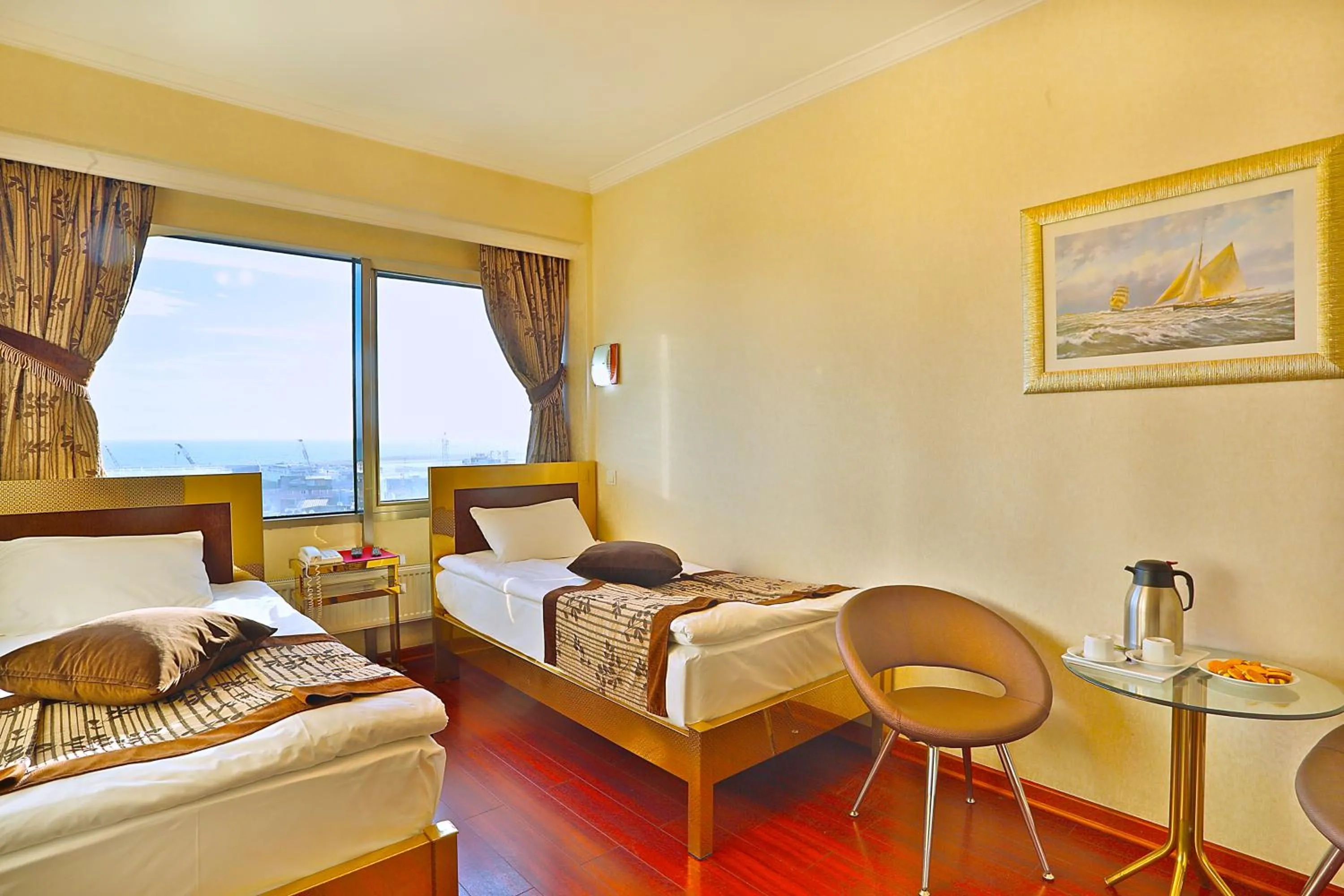 Photo of the whole room, Bed in Grand Madrid Hotel