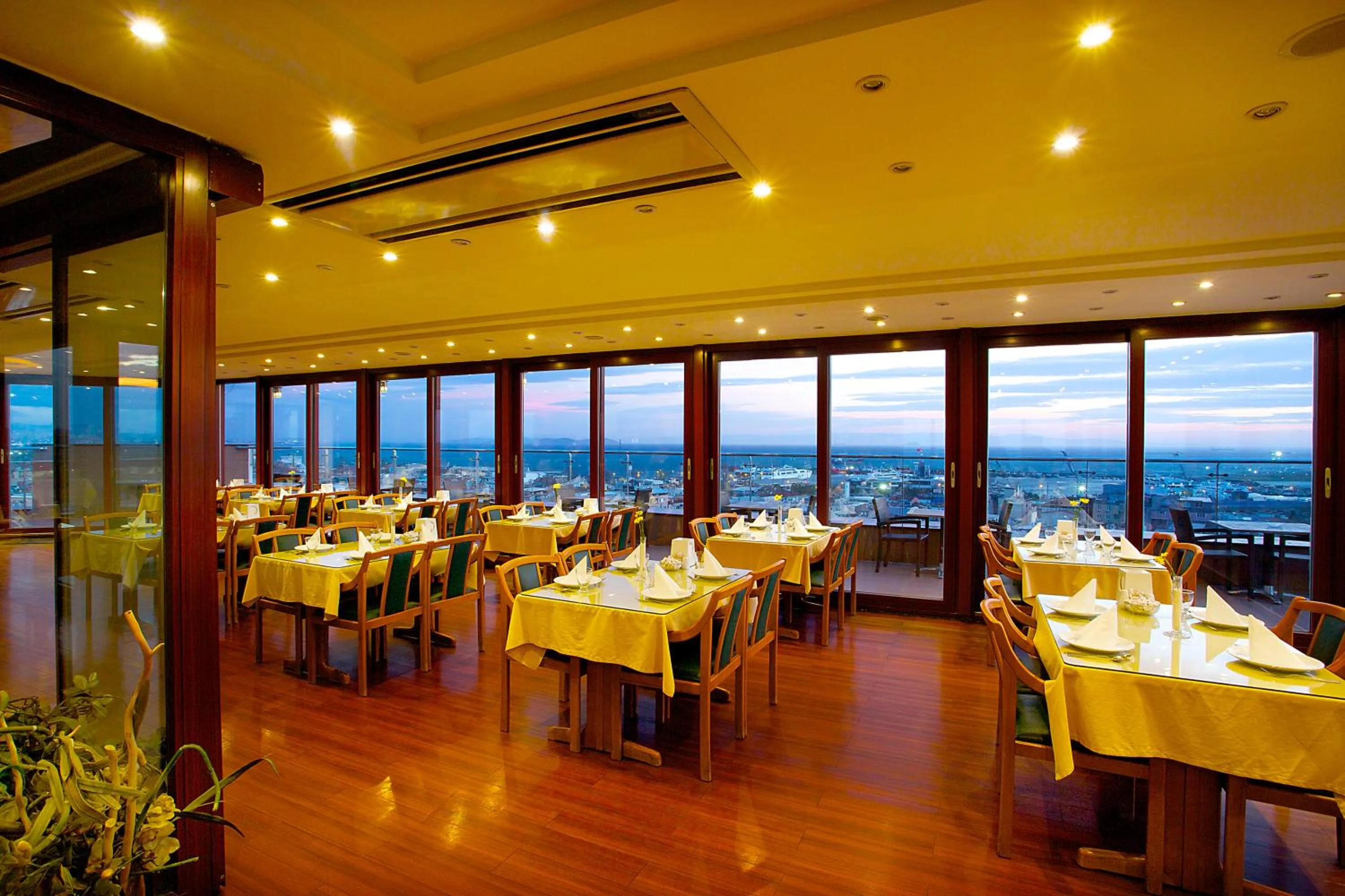 Restaurant/places to eat in Grand Madrid Hotel