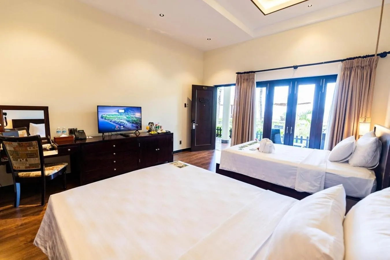 Bed in Diamond Bay Resort & Spa