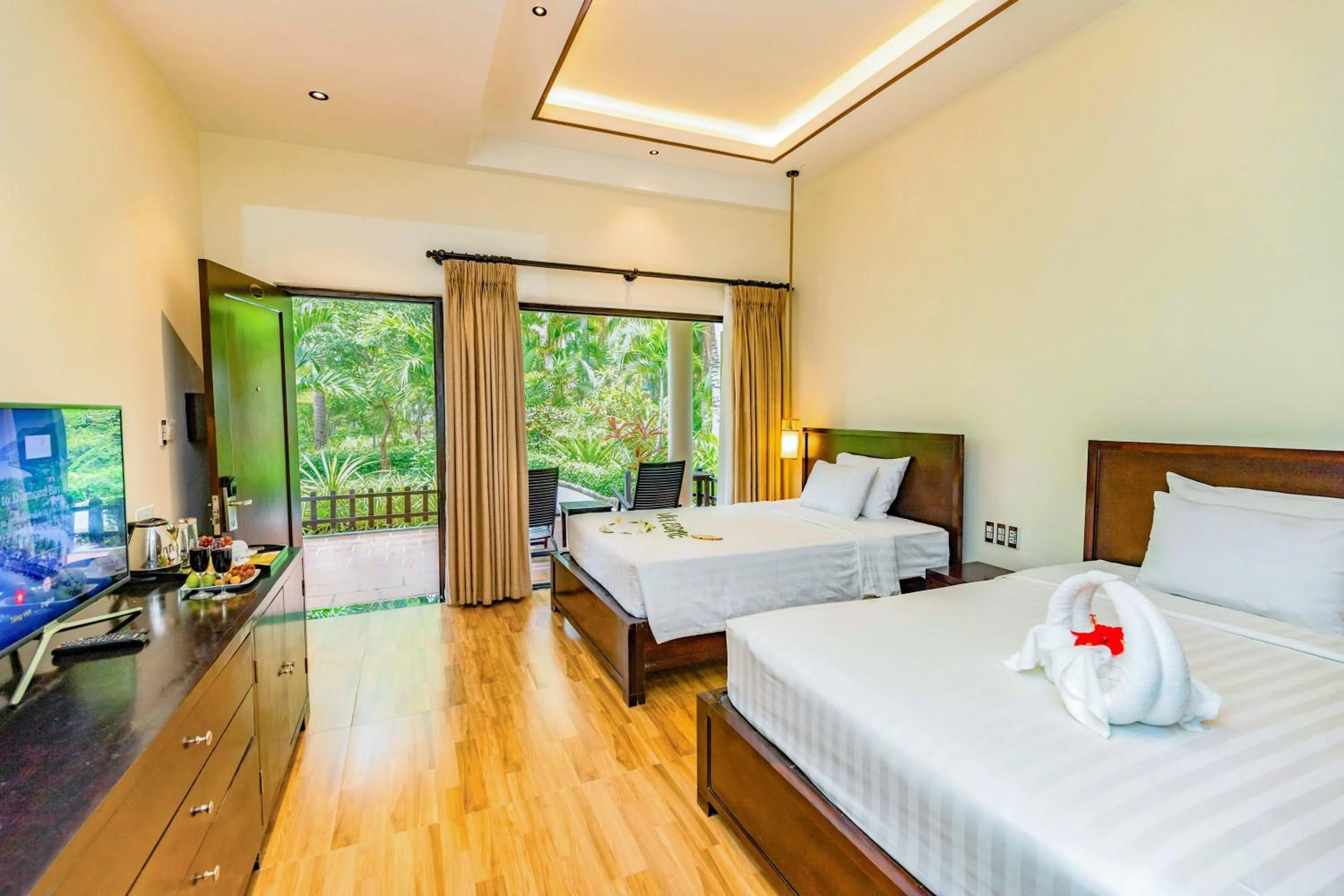 Bedroom, Bed in Diamond Bay Resort & Spa