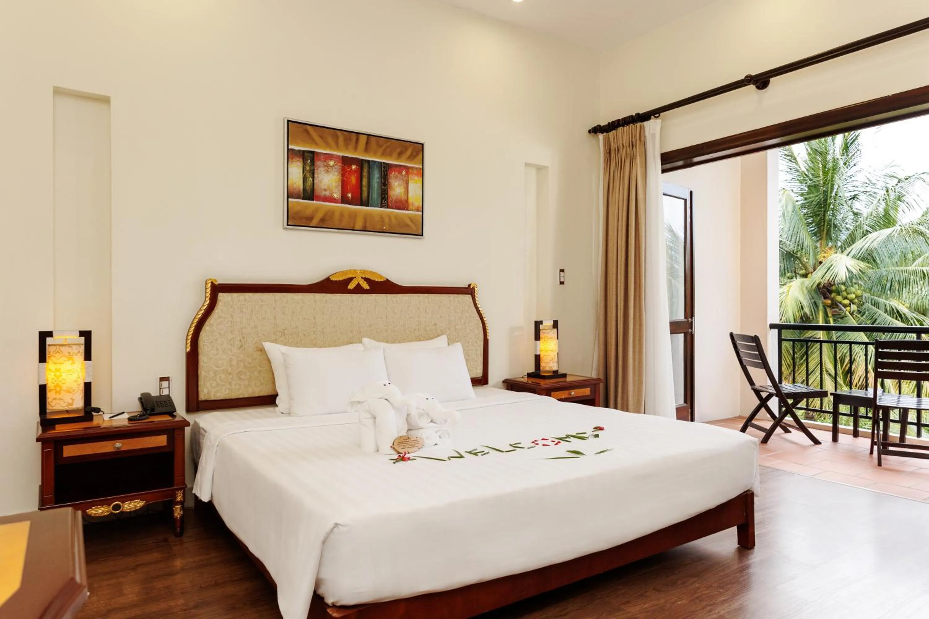 Bed in Diamond Bay Resort & Spa