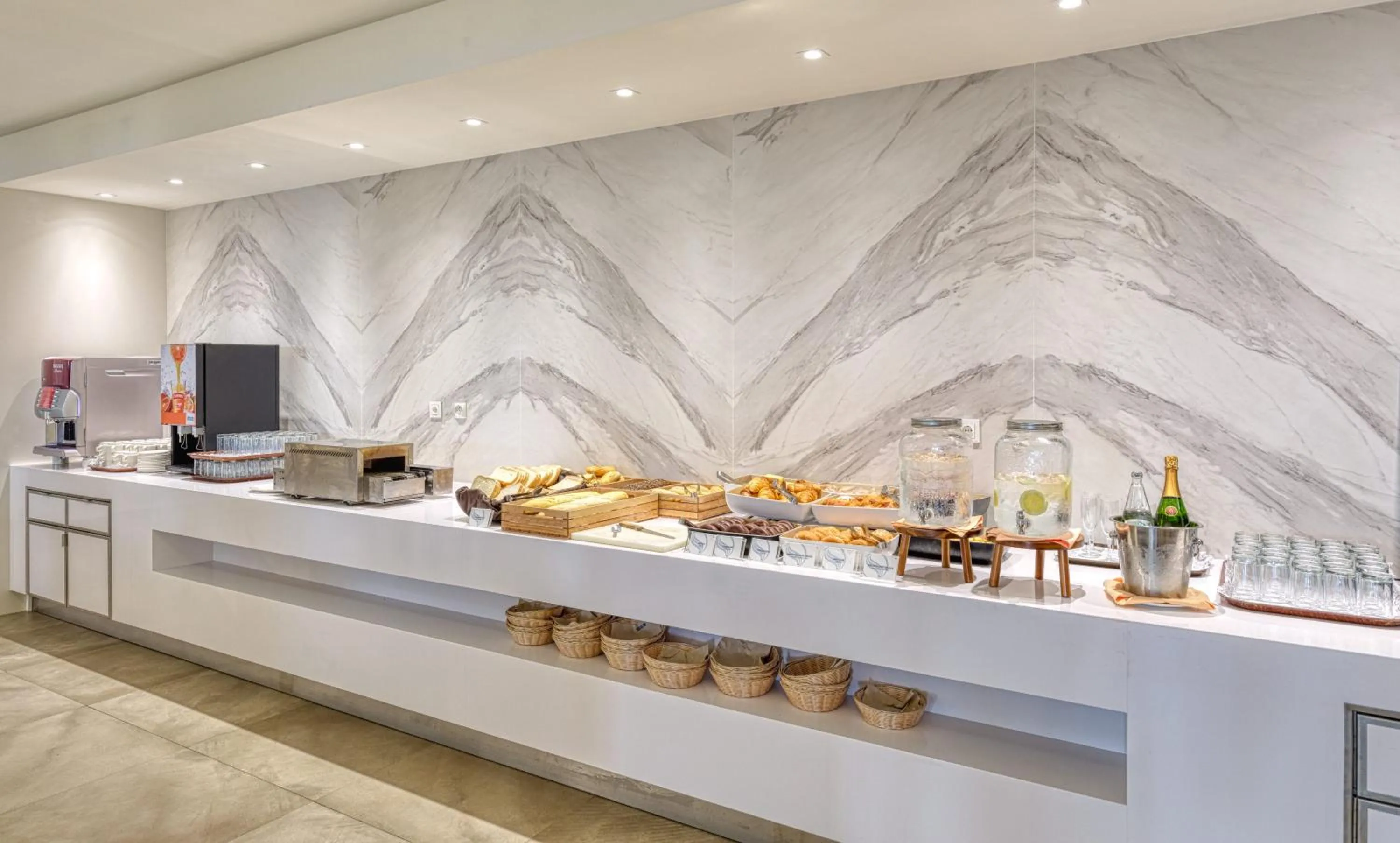 Food and drinks in Mojacar Playa Aquapark Hotel