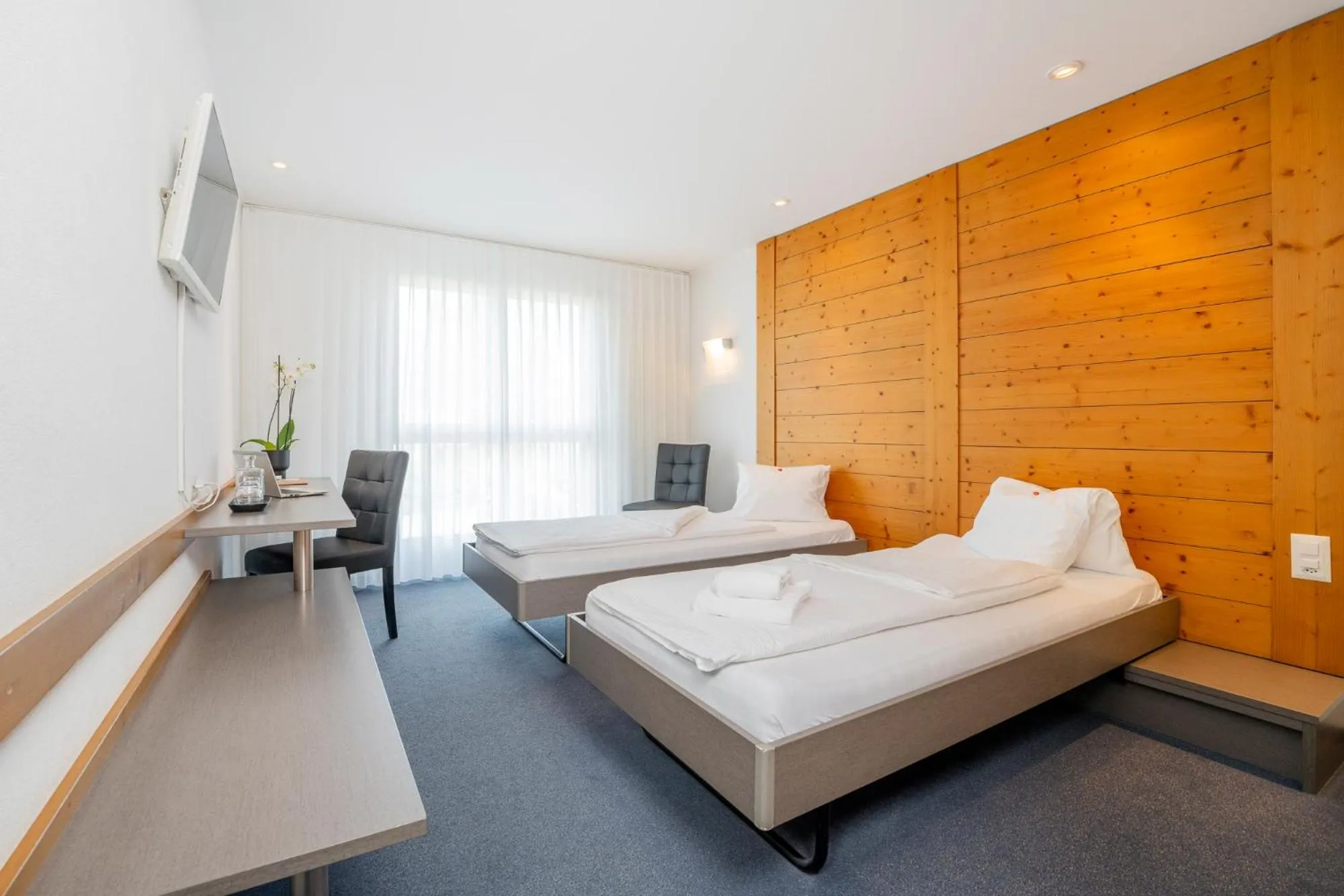 Shower, Bed in Swiss Heidi Hotel