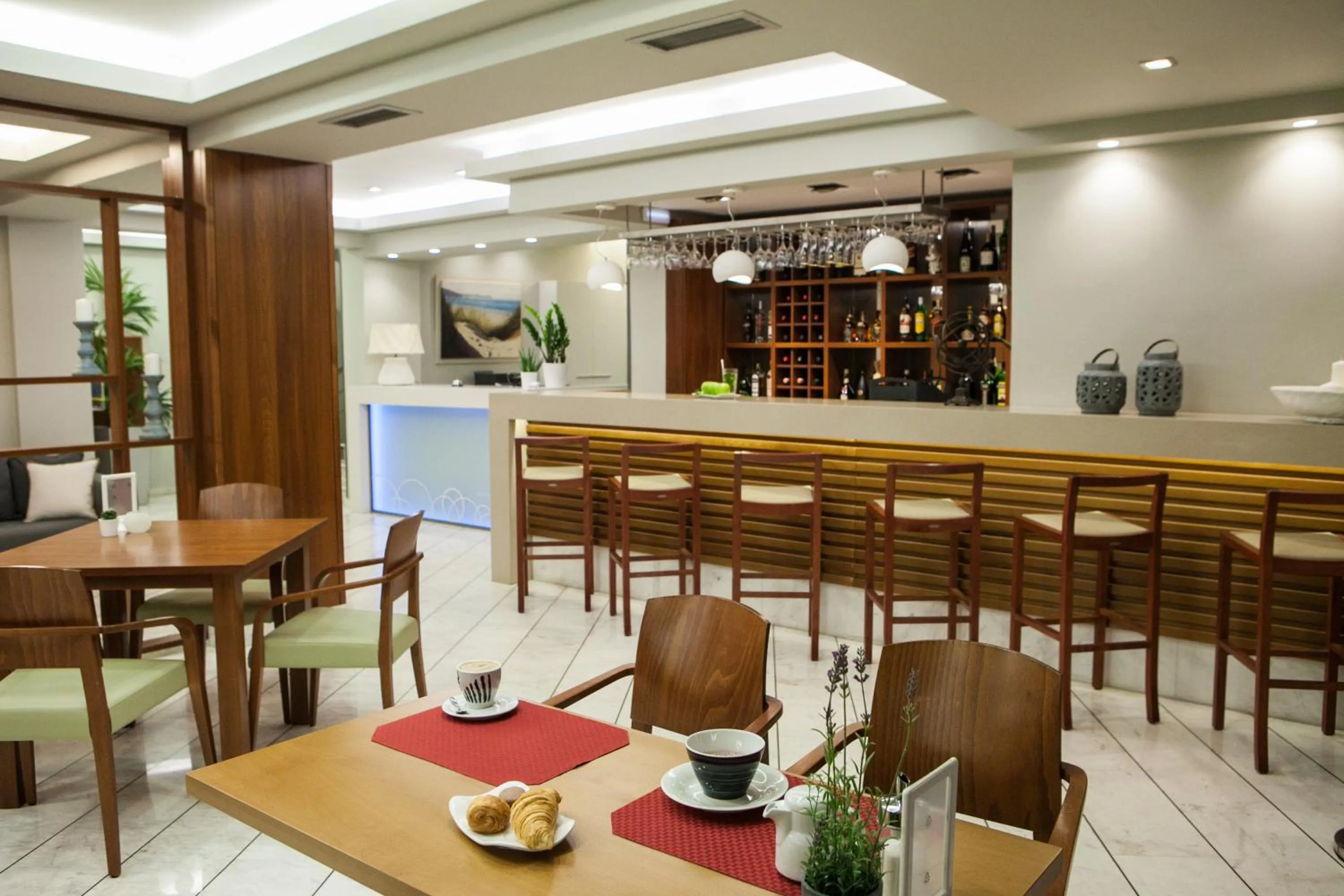 Restaurant/places to eat in Kronos Hotel