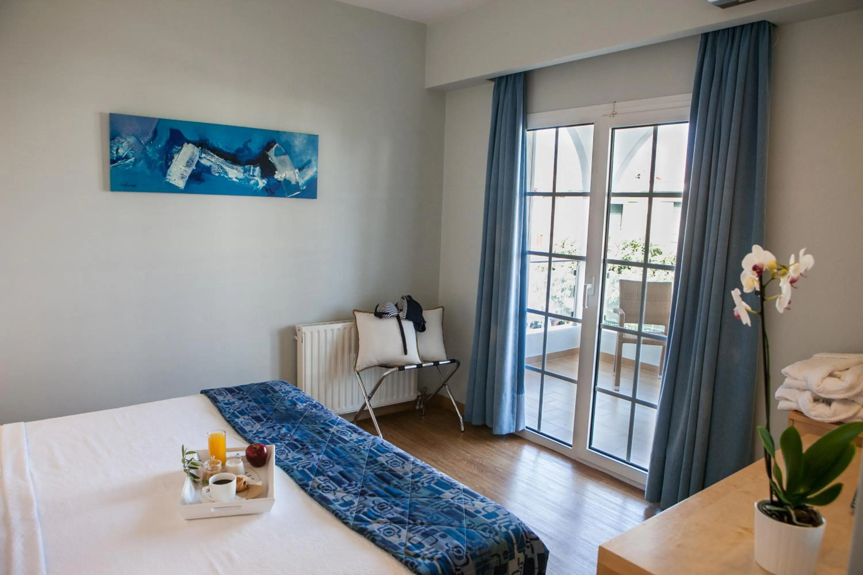 Photo of the whole room in Kronos Hotel