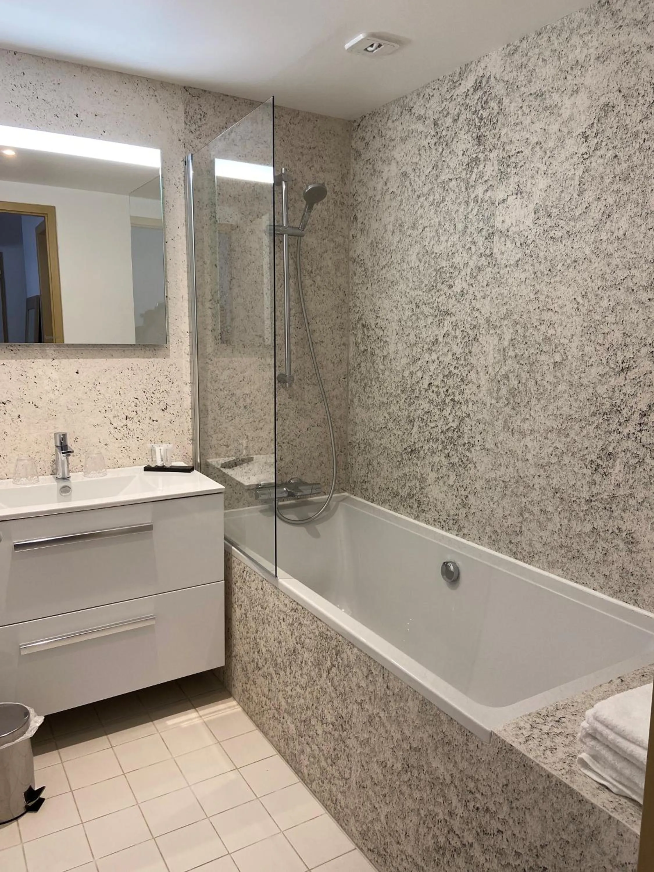 Bath in Hôtel Le Gois