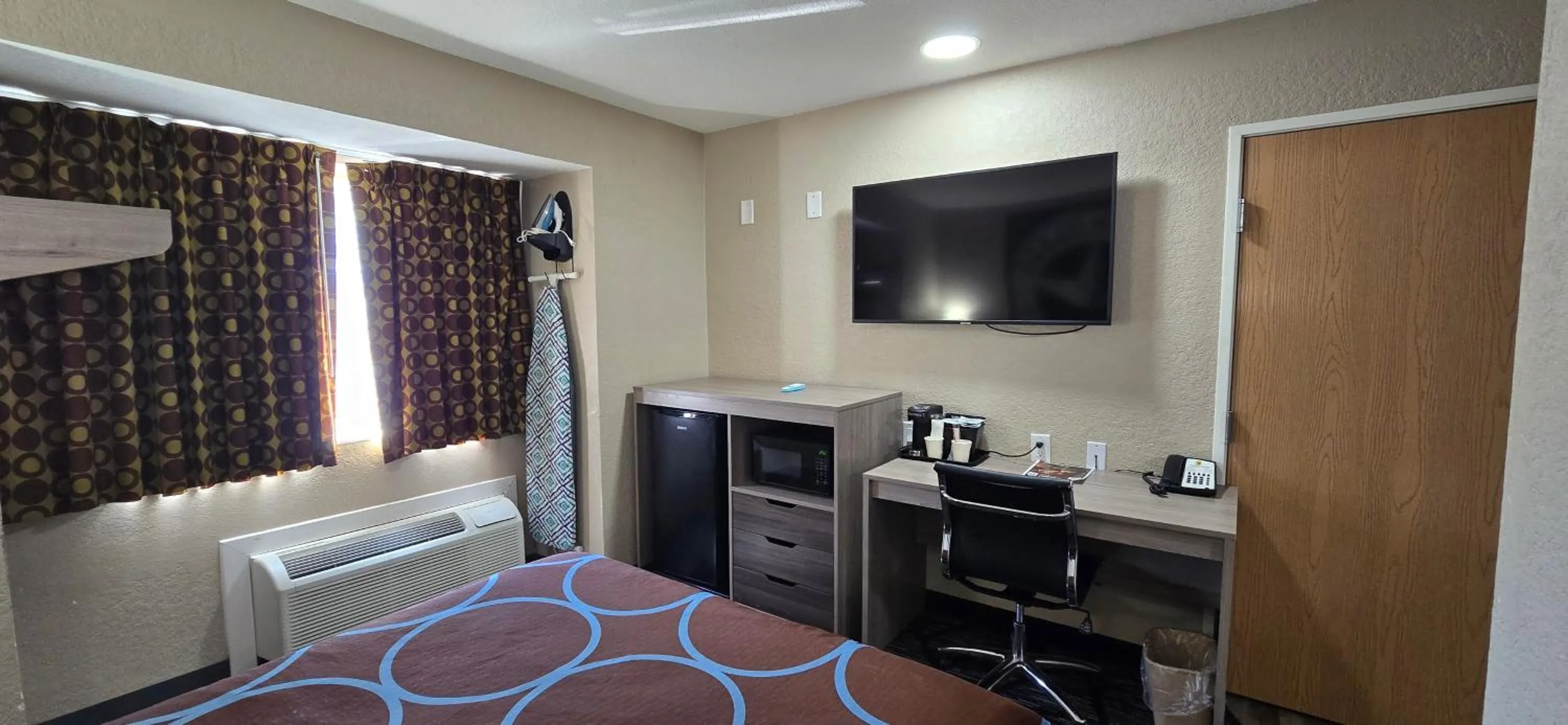 Photo of the whole room, Bed in Super 8 by Wyndham San Antonio Downtown NE