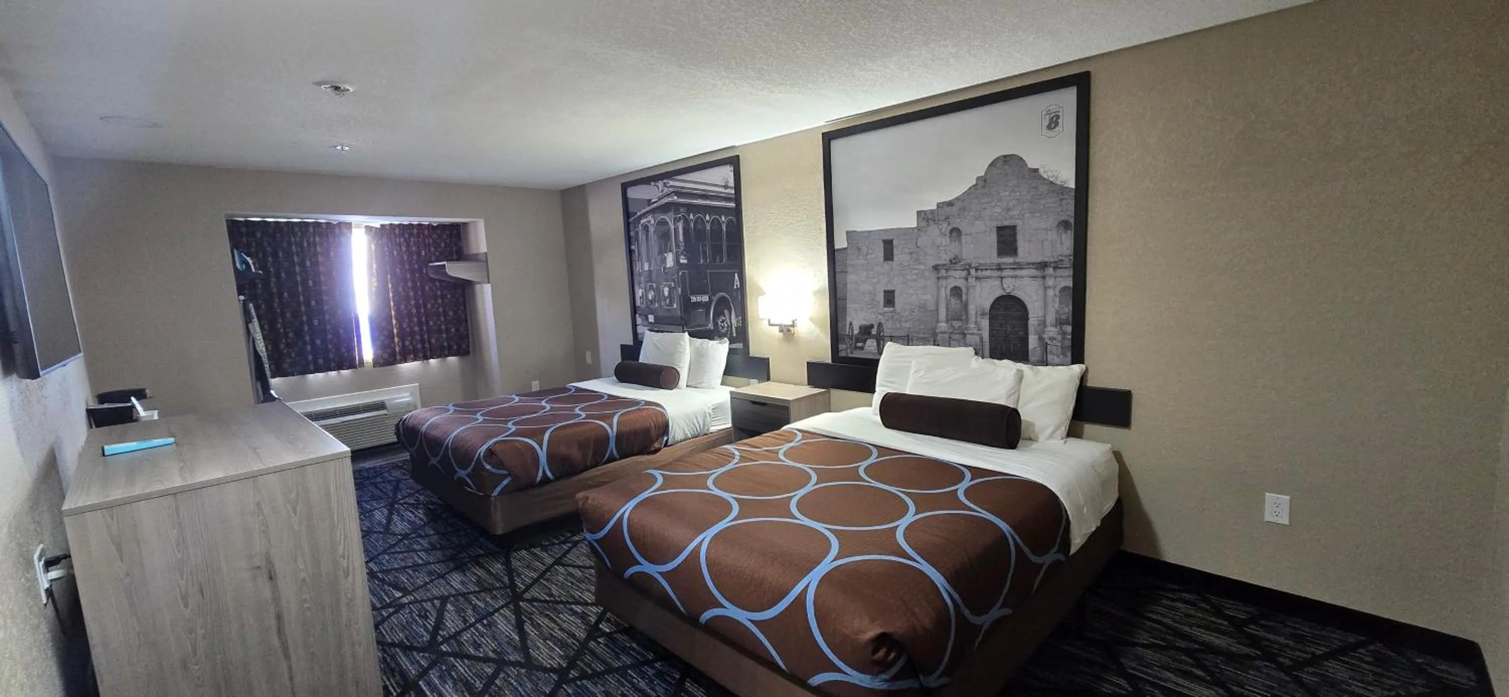 Photo of the whole room, Bed in Super 8 by Wyndham San Antonio Downtown NE