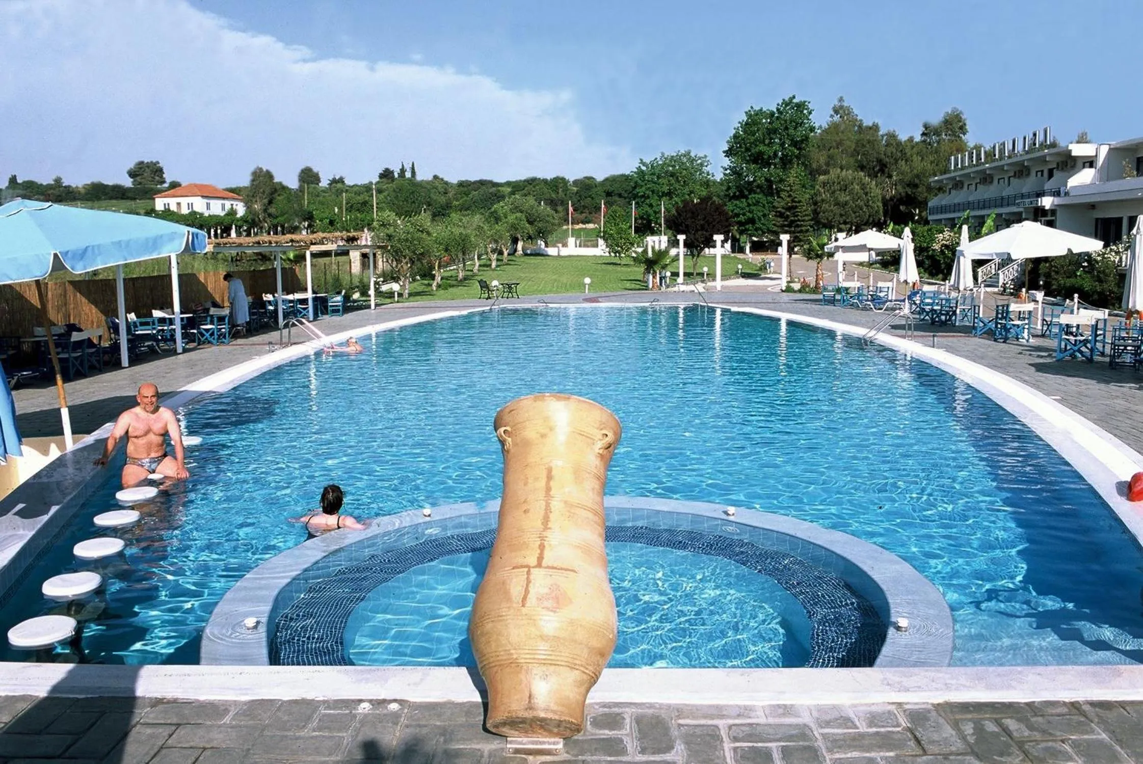 Swimming pool in Lintzi Hotel