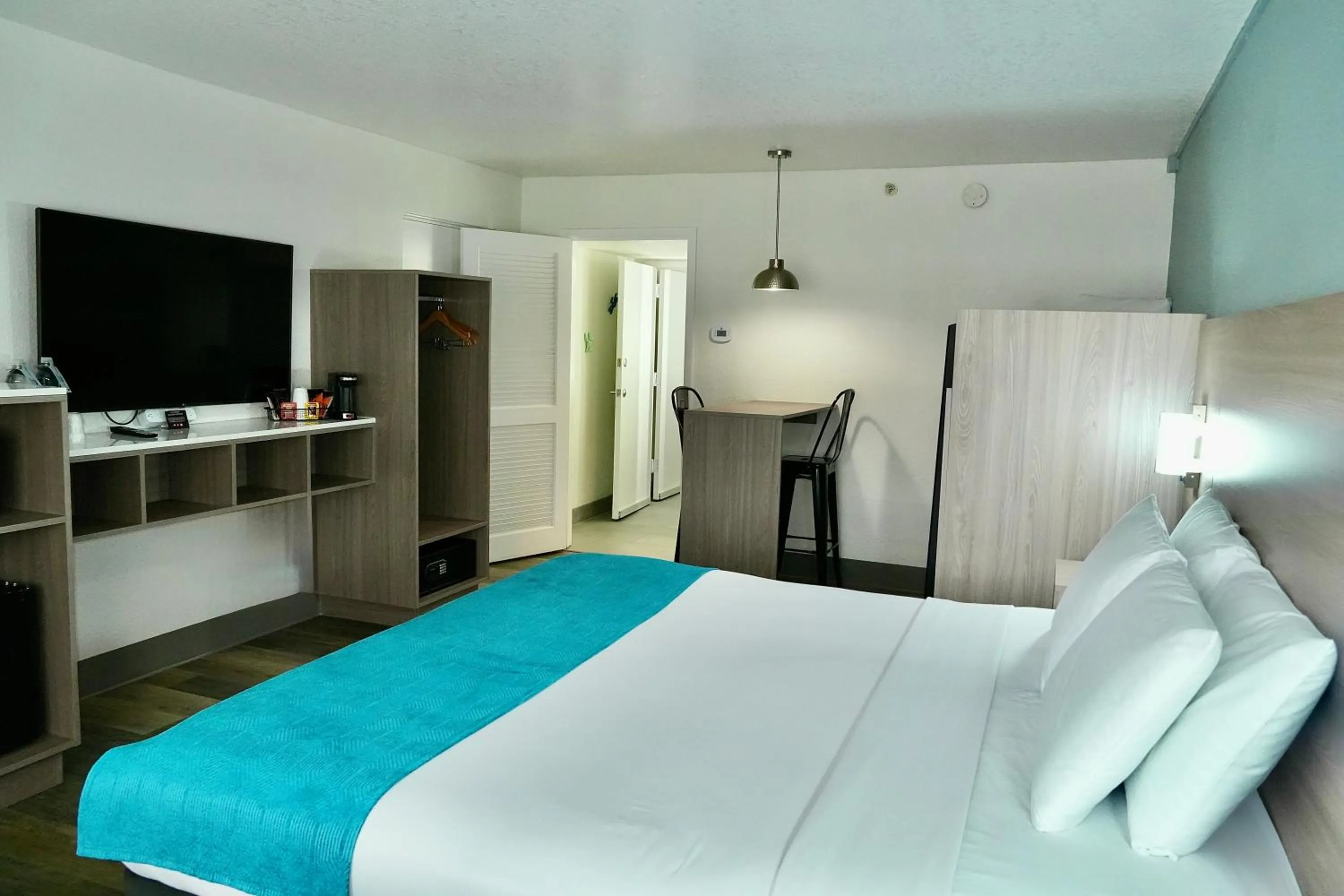 Bedroom, Bed in Coco Key Hotel & Water Park Resort