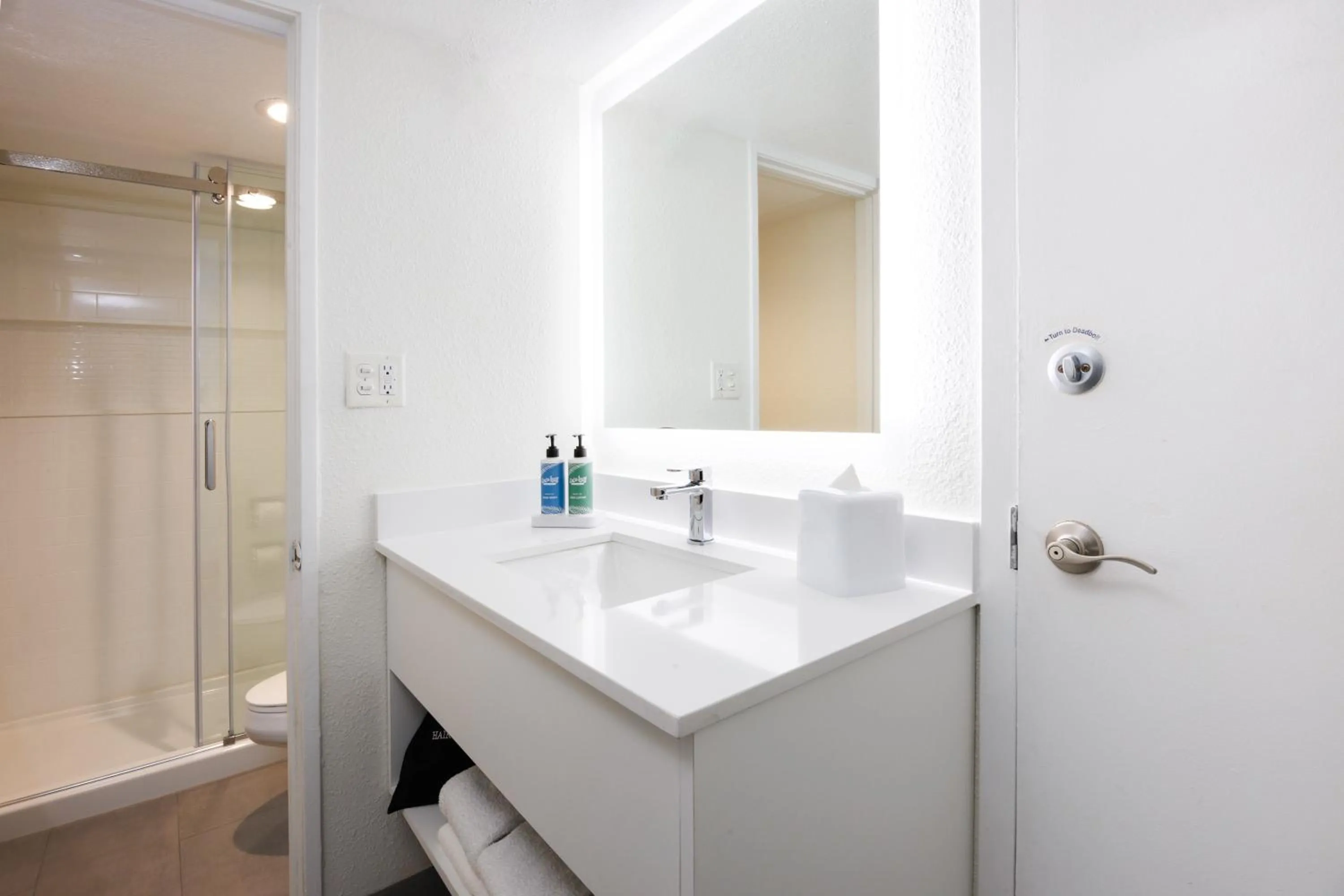 Shower in Coco Key Hotel & Water Park Resort