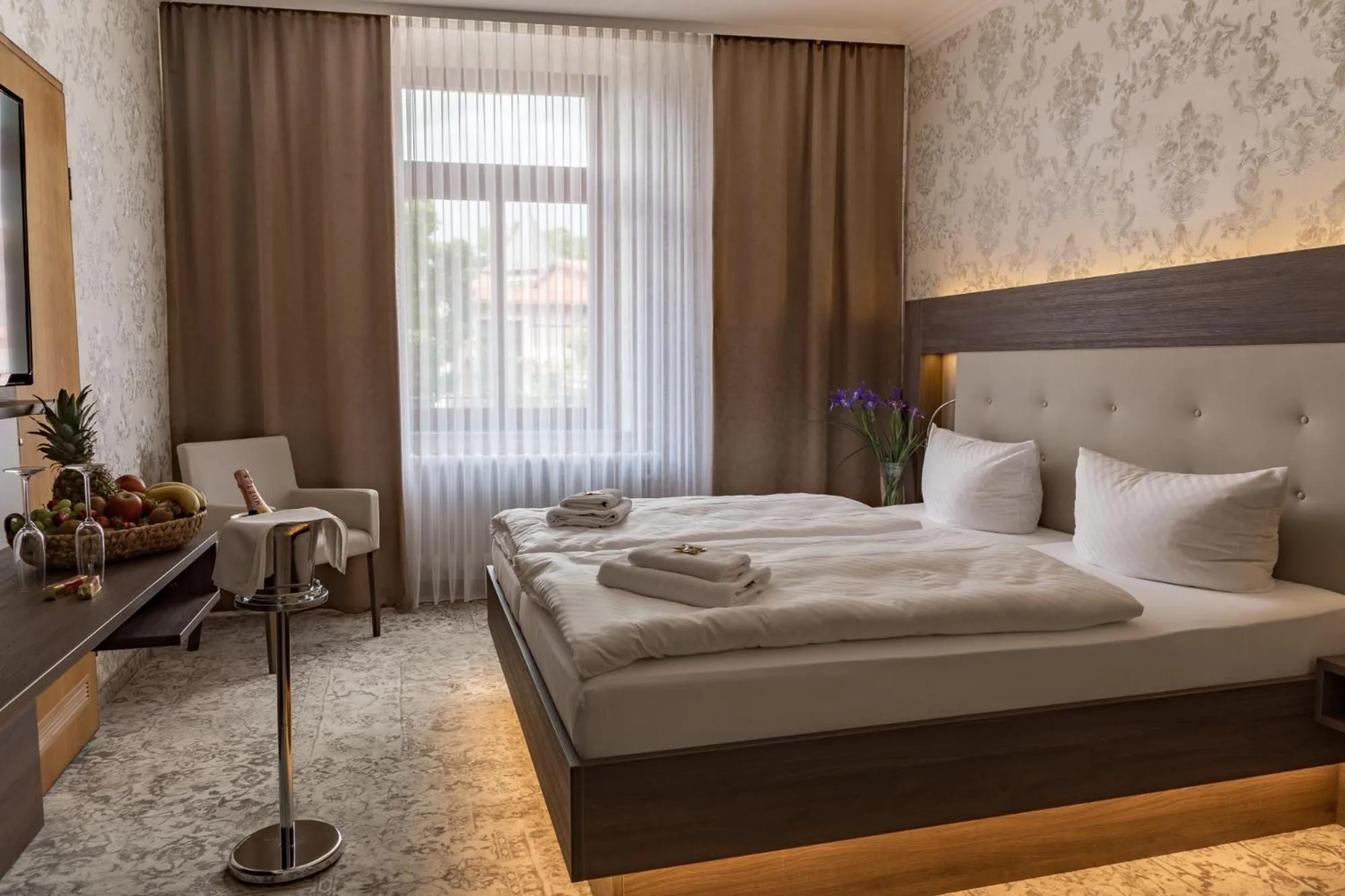 Bedroom, Bed in Hotel Schwarzer Adler Tangermünde