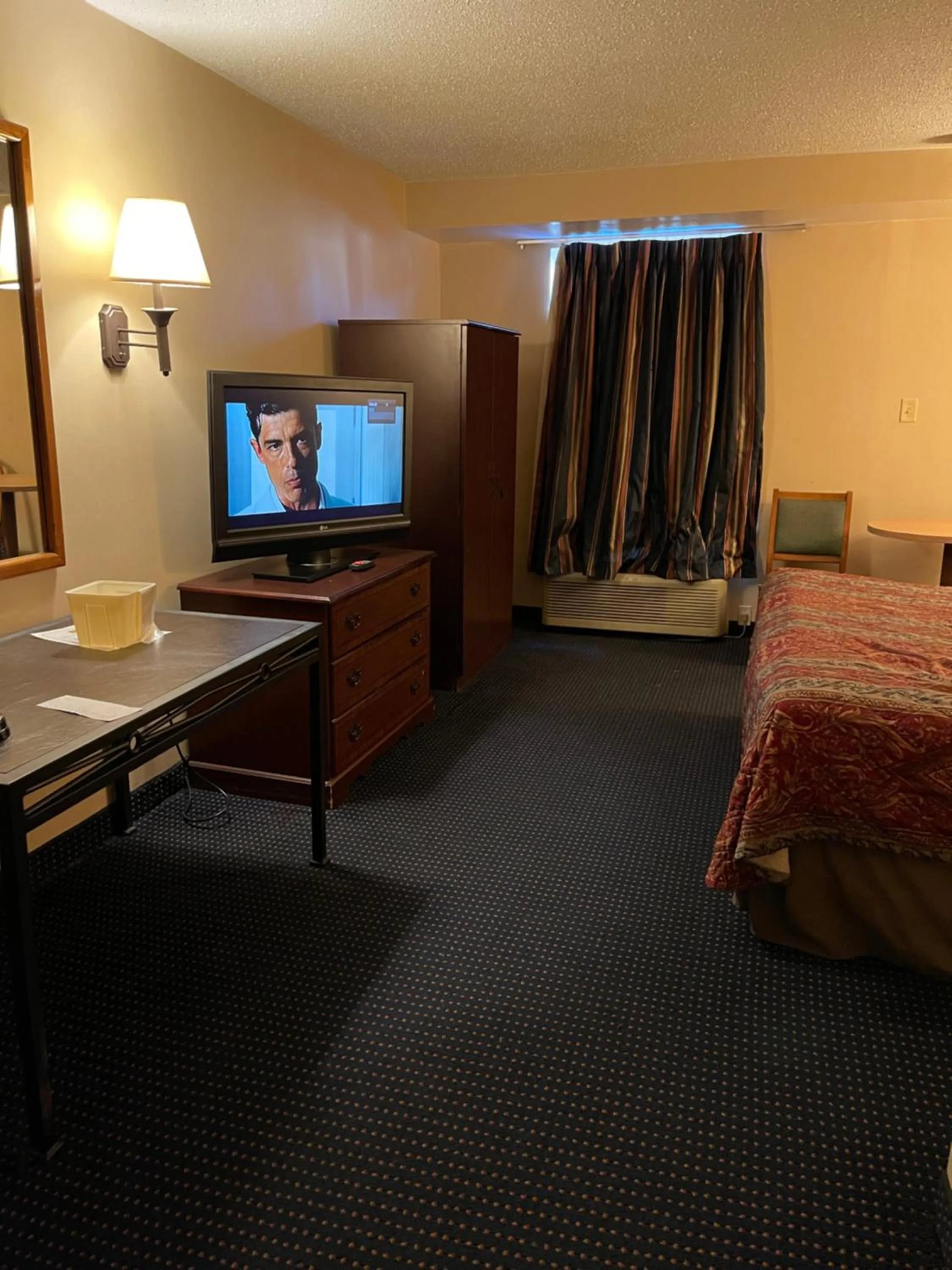 TV and multimedia, Bed in Budget Inn Temple Hills