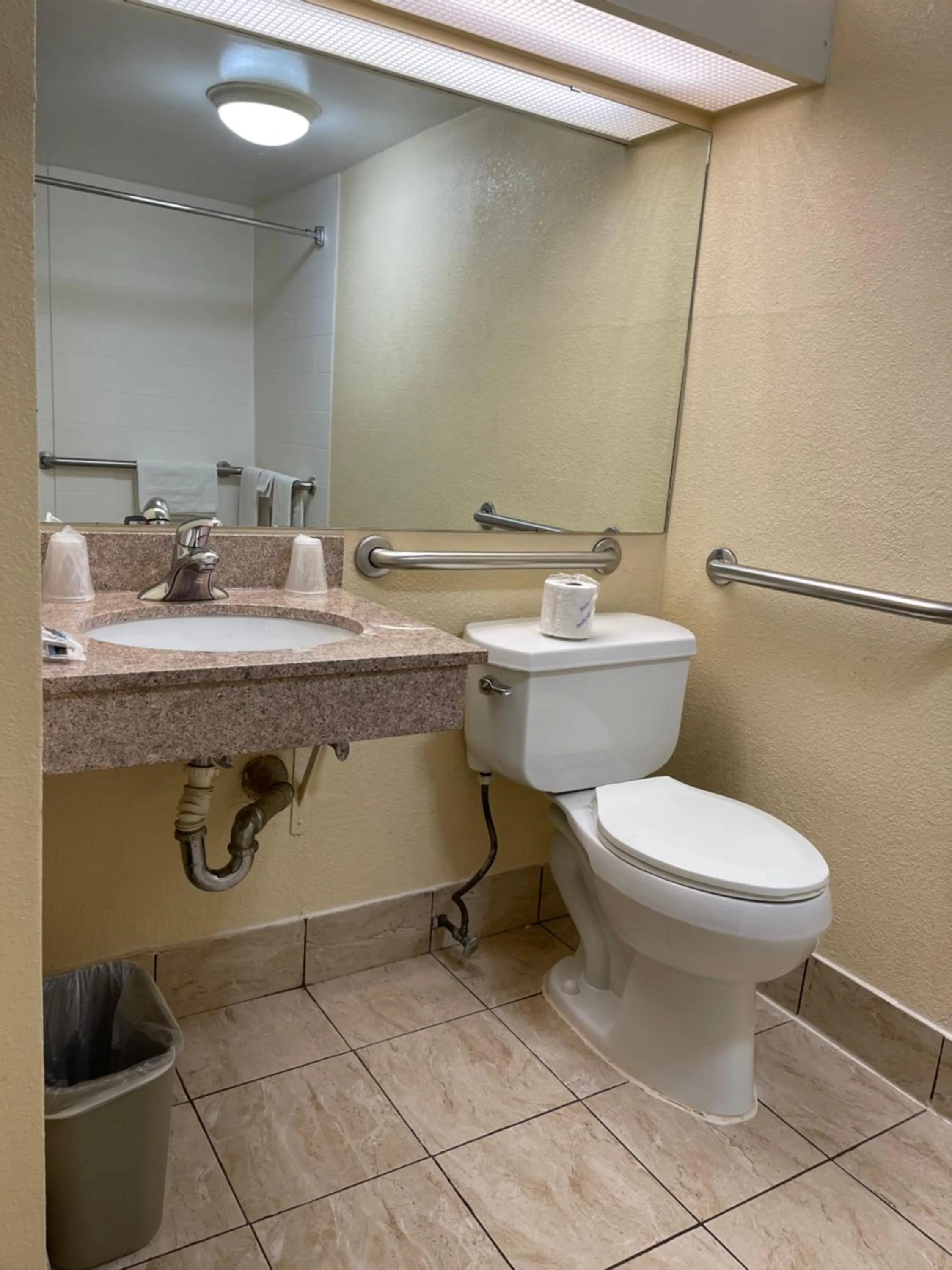 Toilet in Budget Inn Temple Hills