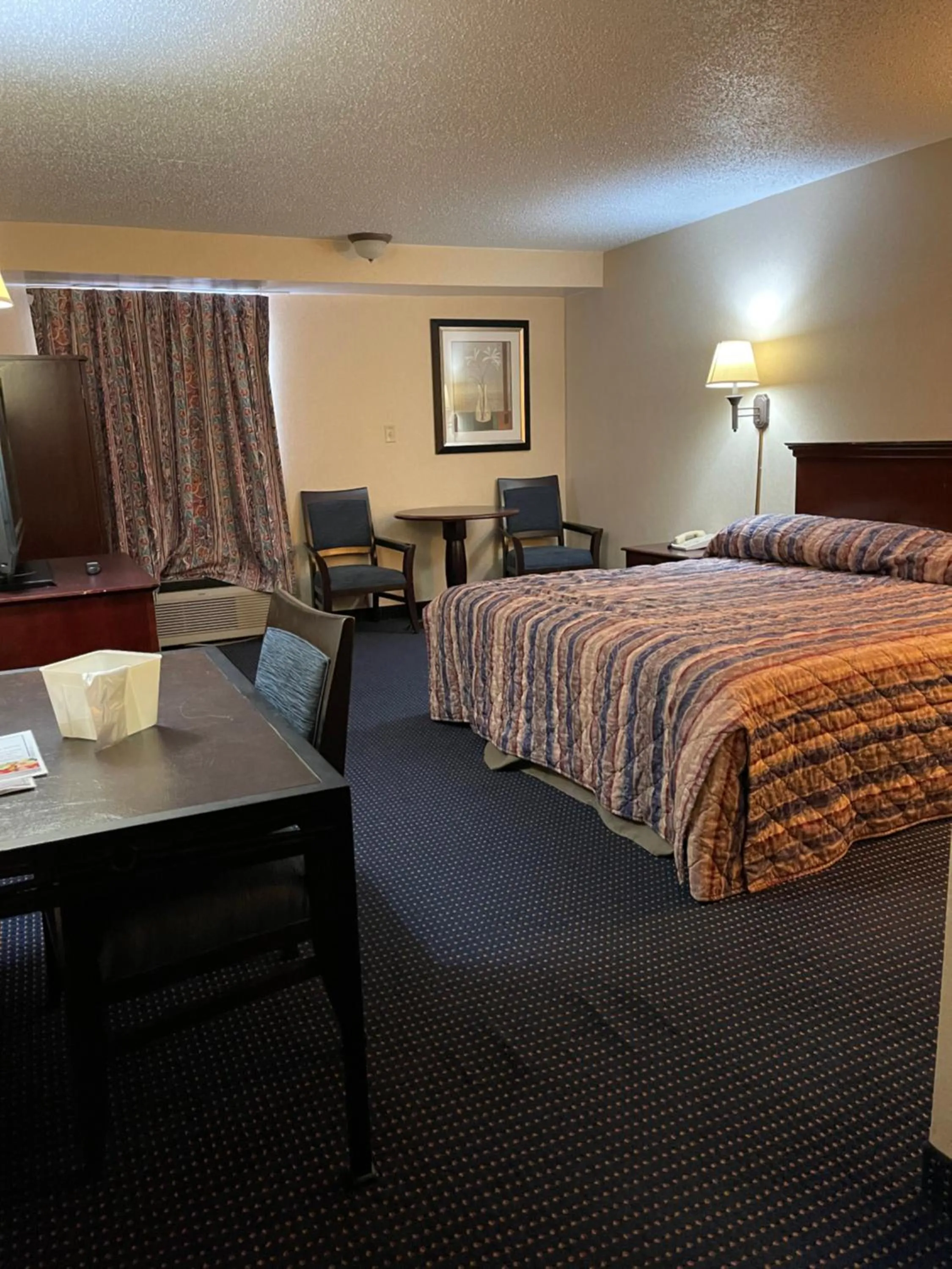 Photo of the whole room, Bed in Budget Inn Temple Hills