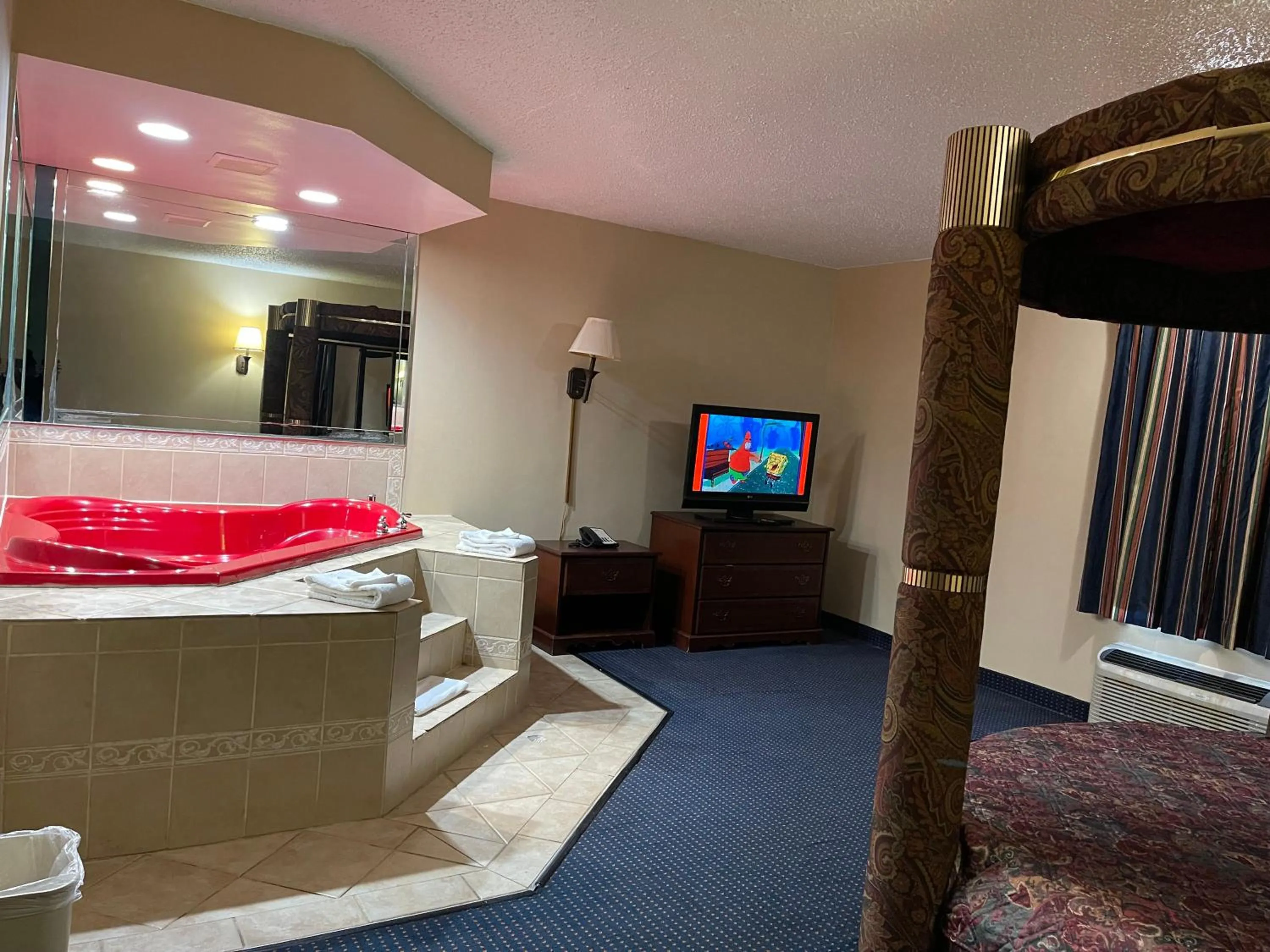 Hot Tub in Budget Inn Temple Hills