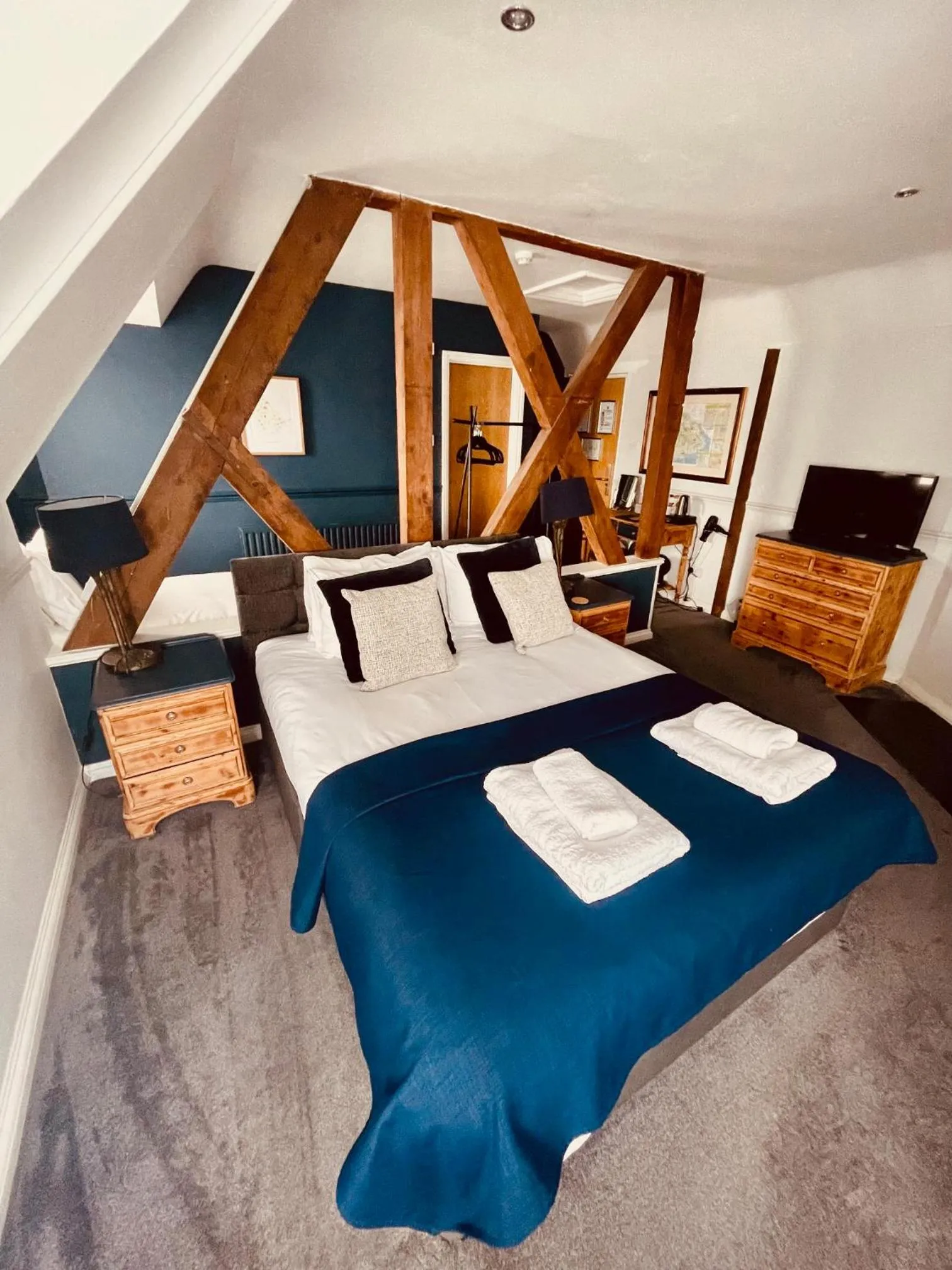 Bedroom, Bed in The Stag Hotel, Restaurant and Bar