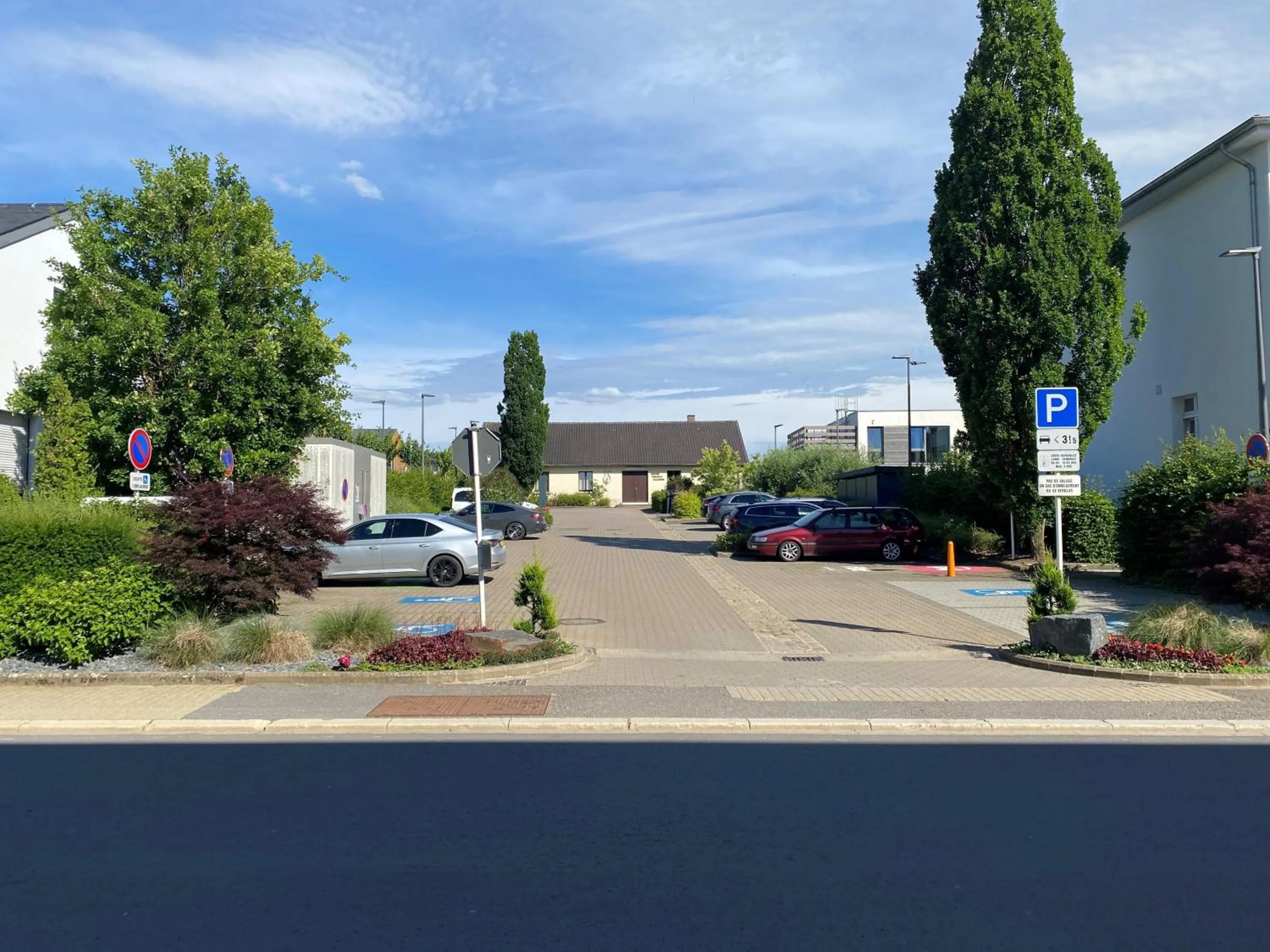 Parking in Hotel Re'ser Stuff