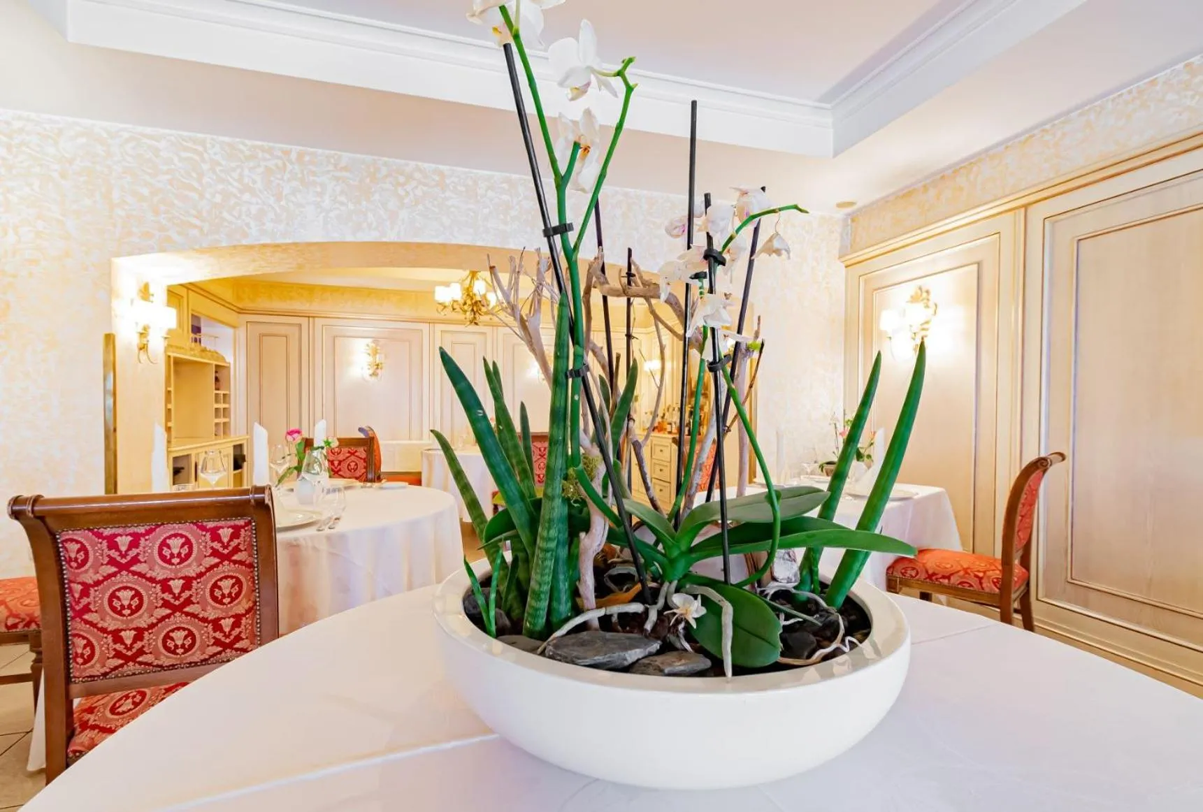 Restaurant/places to eat in Hotel Re'ser Stuff