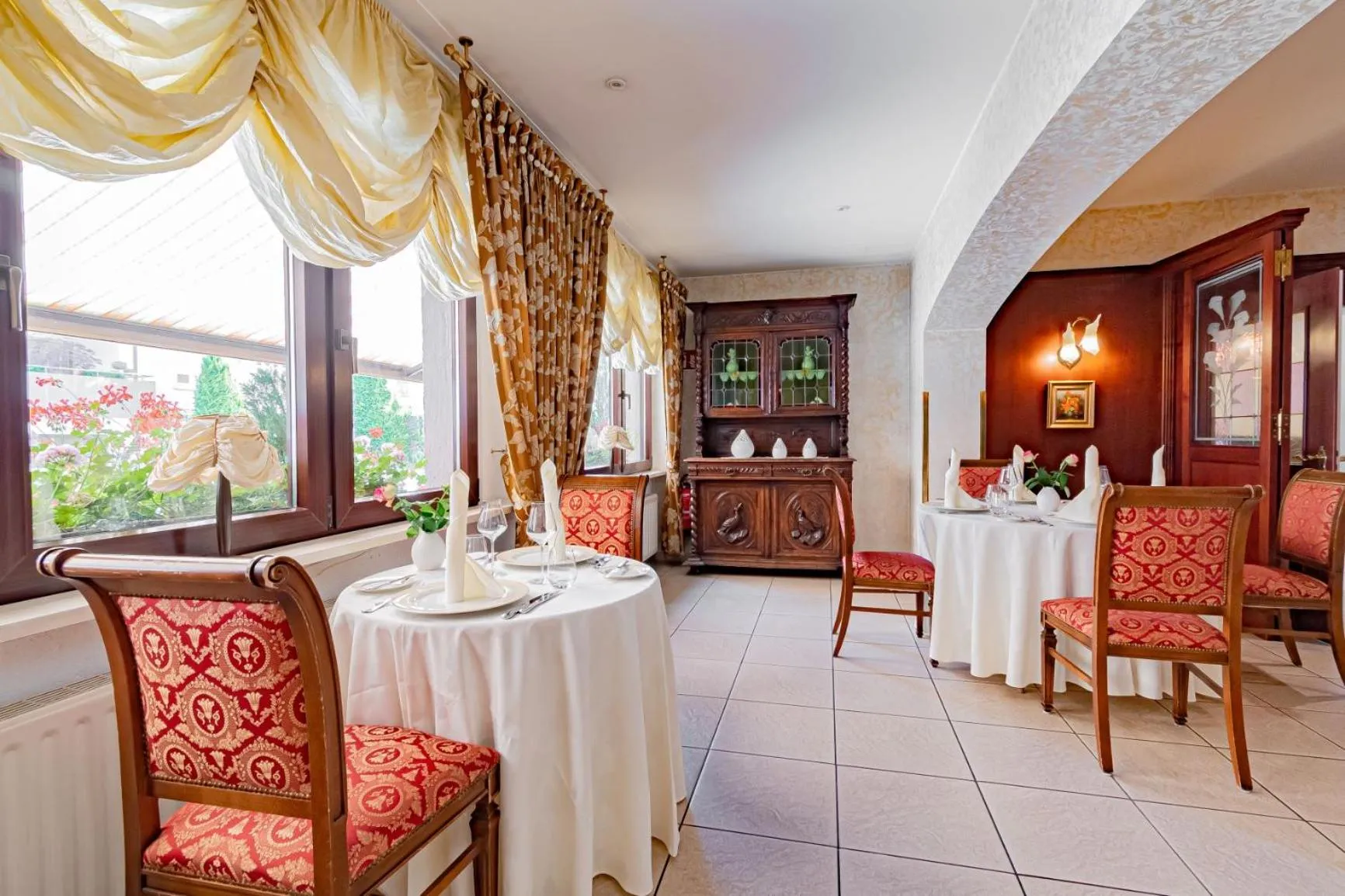 Restaurant/places to eat in Hotel Re'ser Stuff