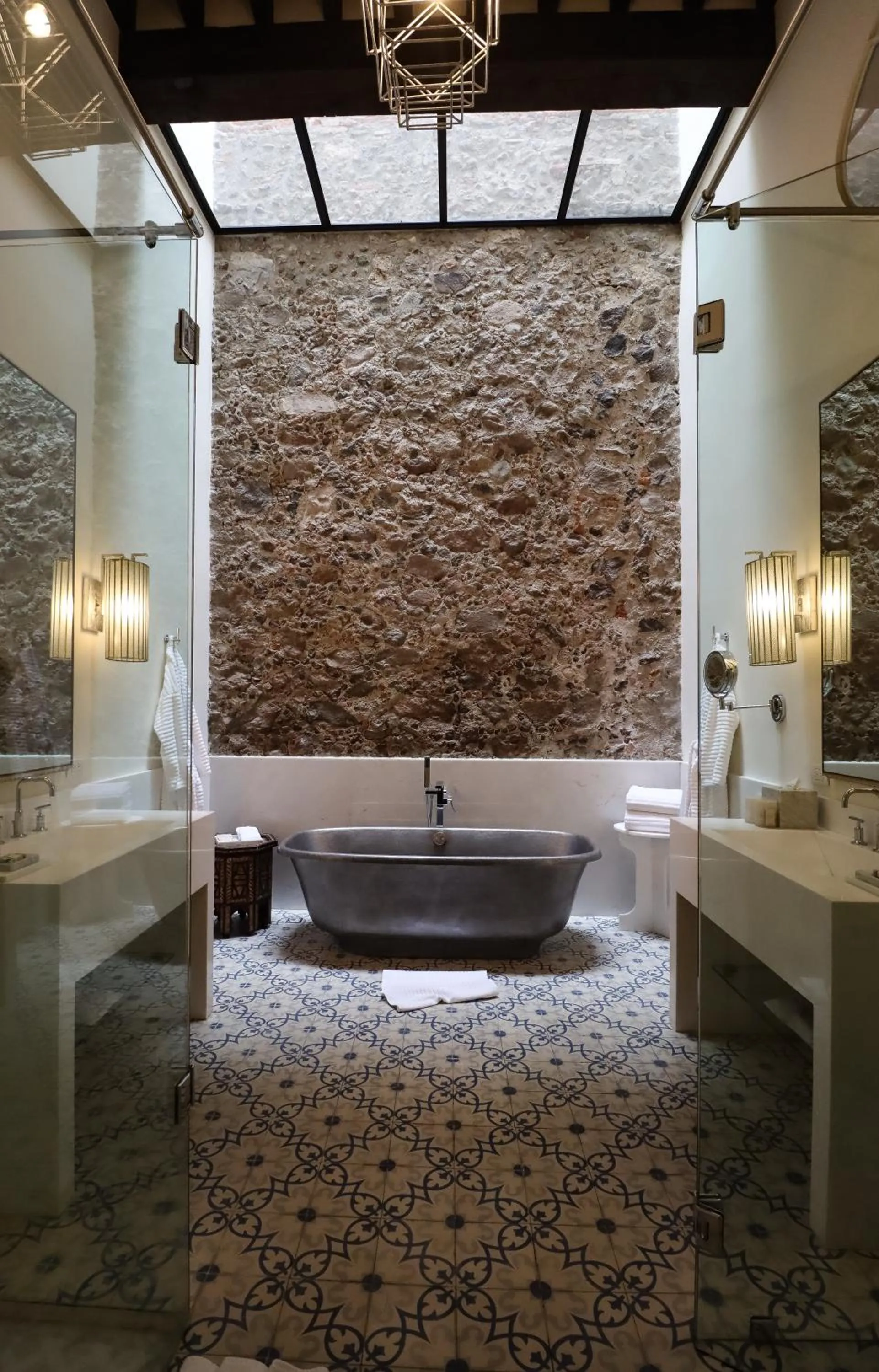 Bathroom in Hotel Casa Blanca 7