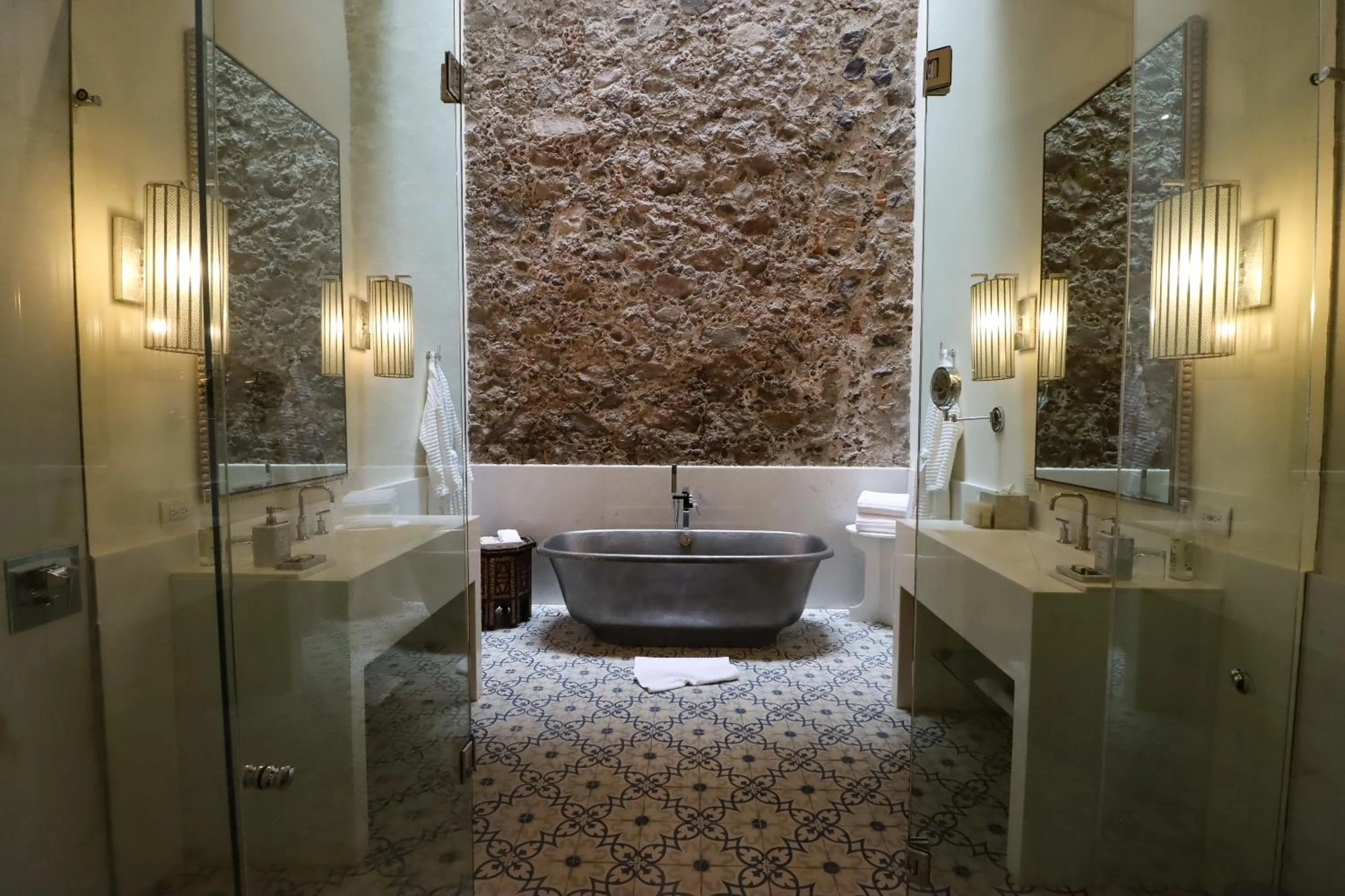 Bathroom in Hotel Casa Blanca 7