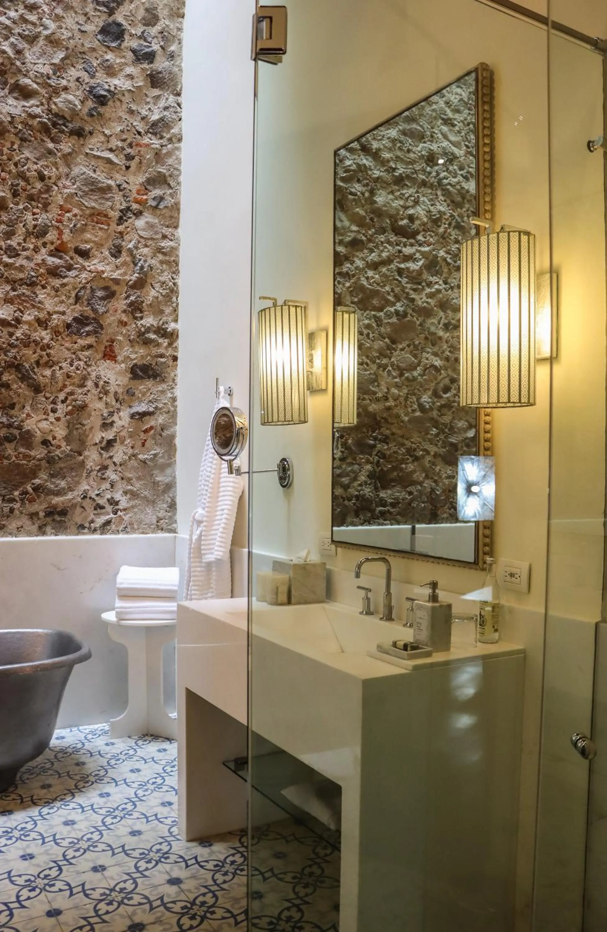 Bathroom in Hotel Casa Blanca 7