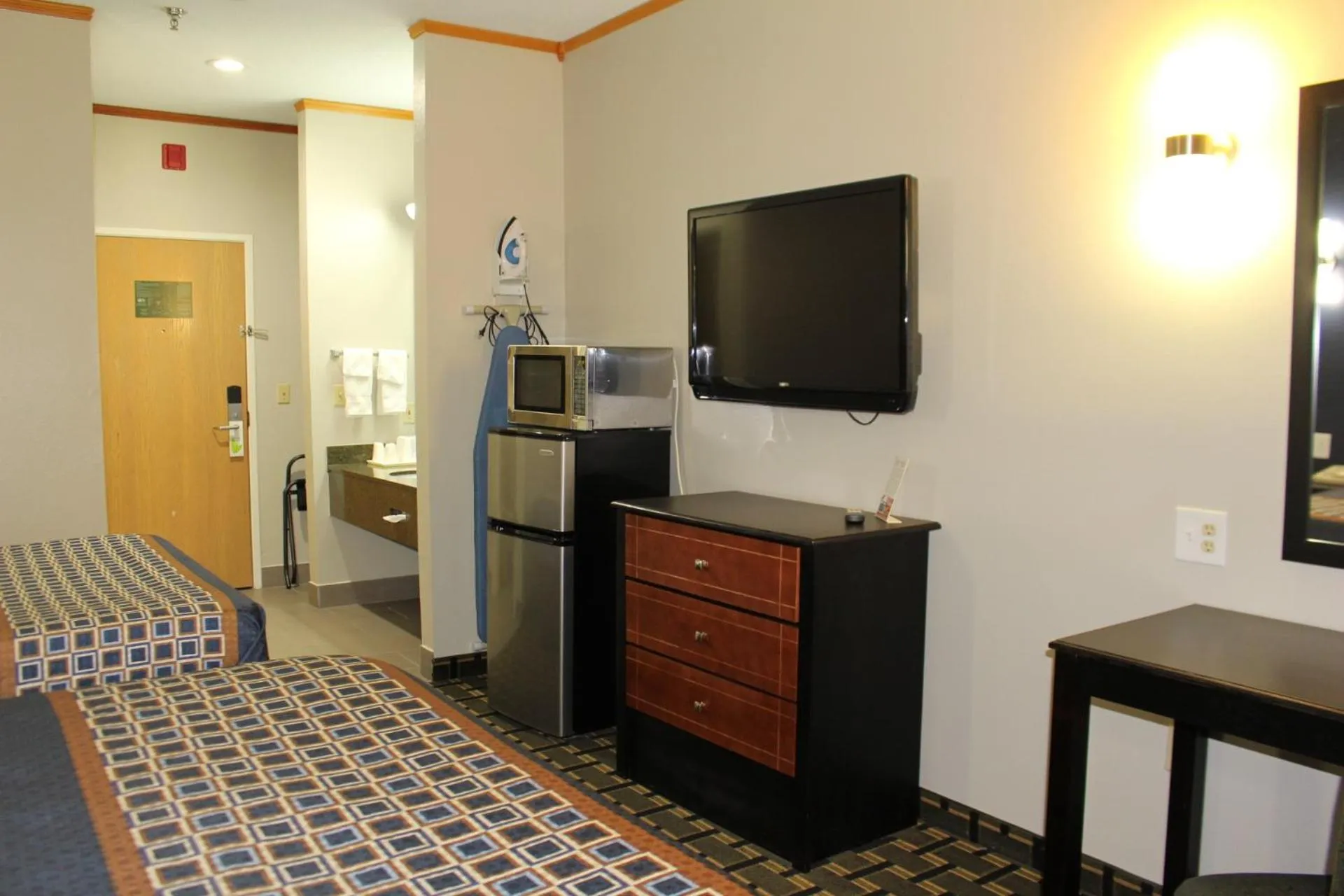 TV and multimedia in Home Gate Inn & Suites