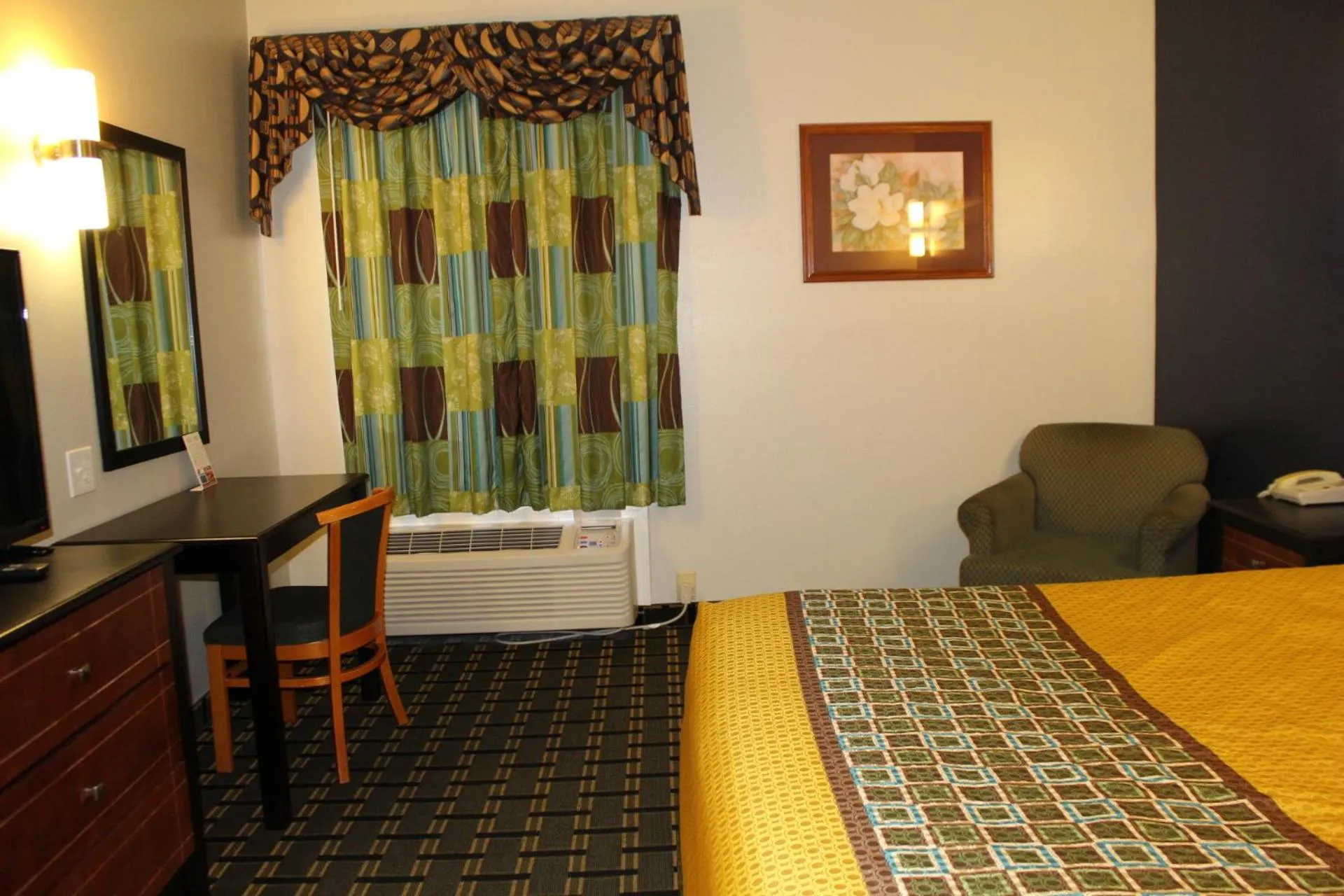 Seating area, Bed in Home Gate Inn & Suites